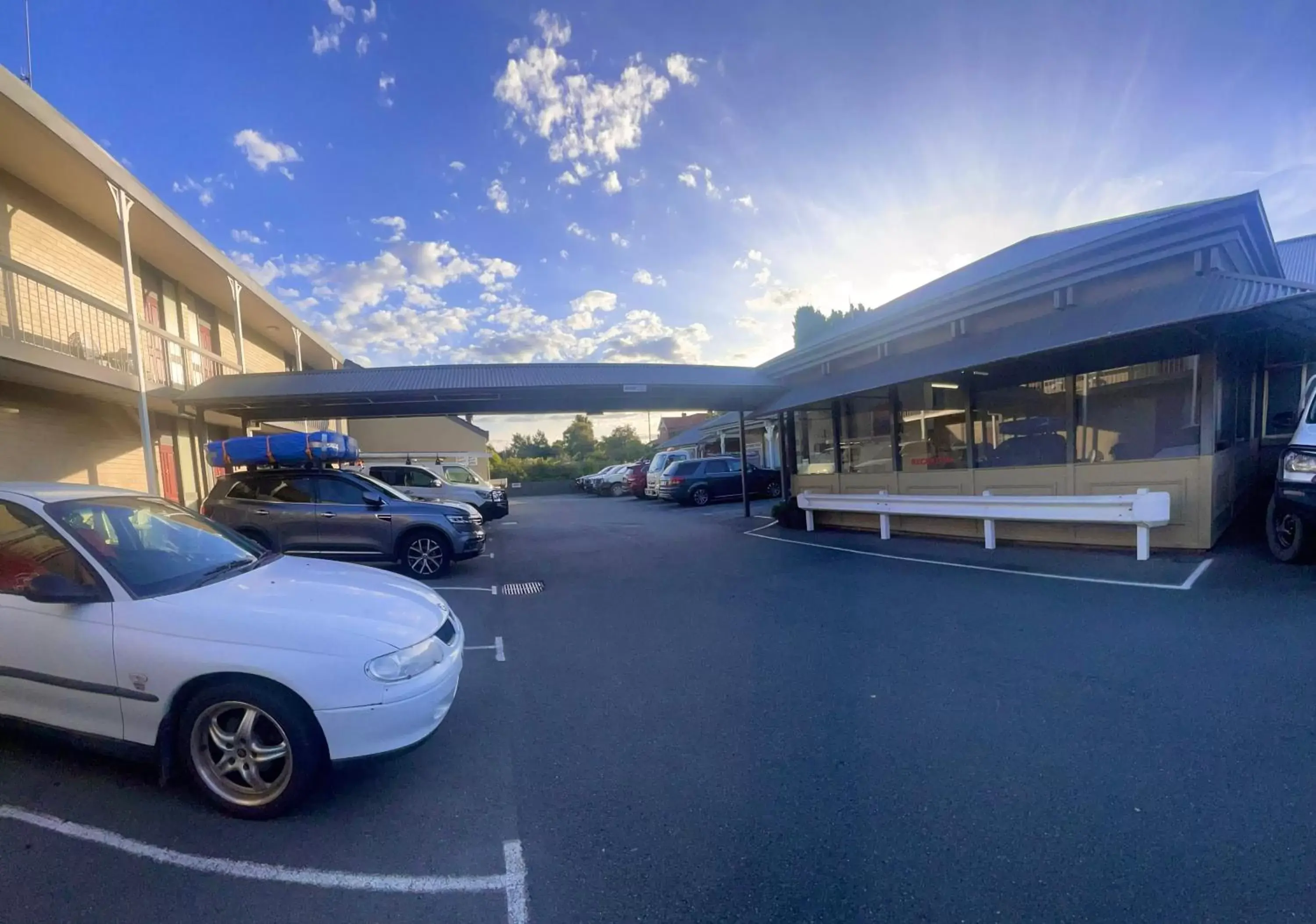 Parking, Property Building in Goulburn Motor Inn