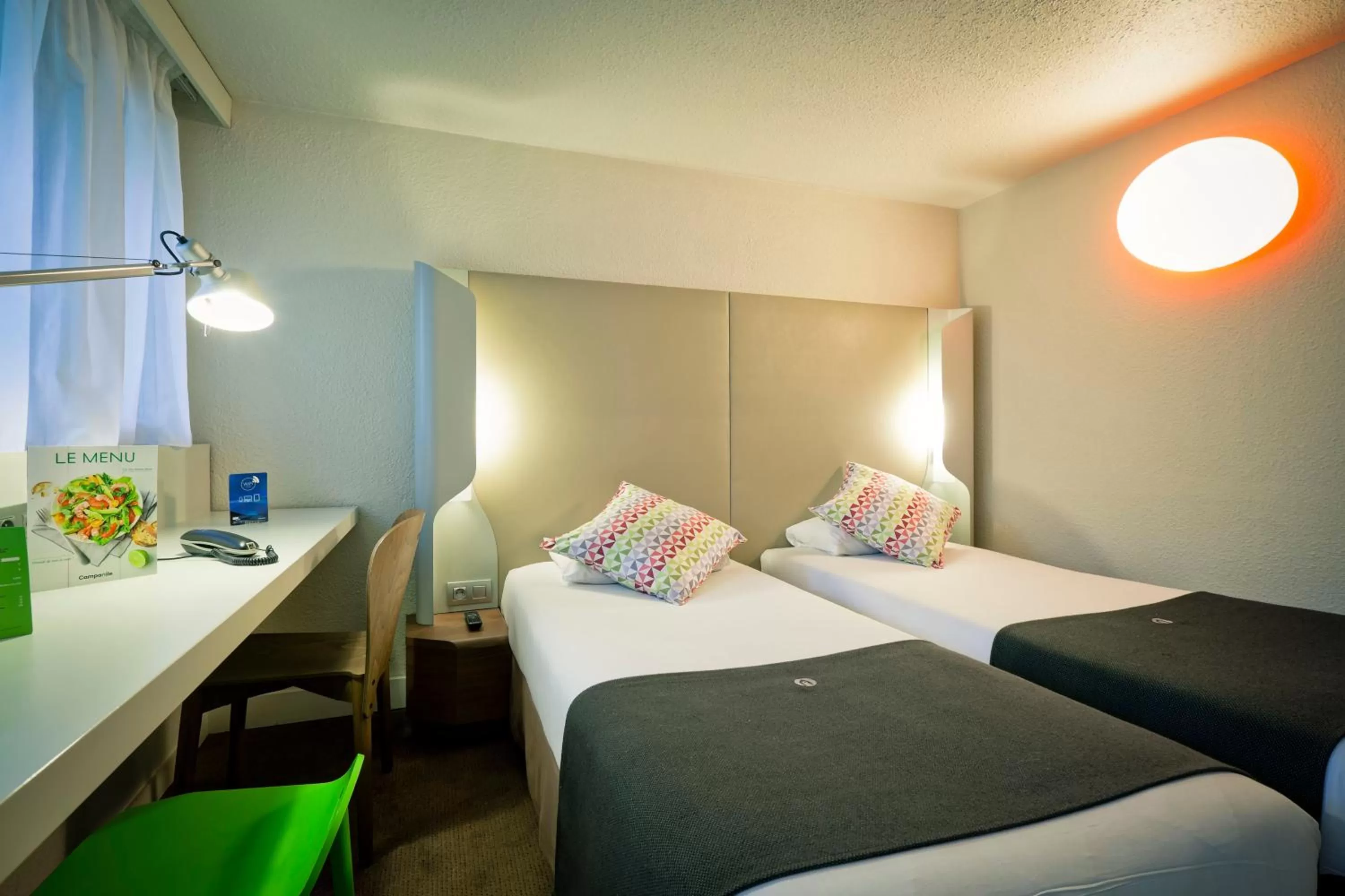 Shower, Bed in Campanile Genève - Ferney-Voltaire