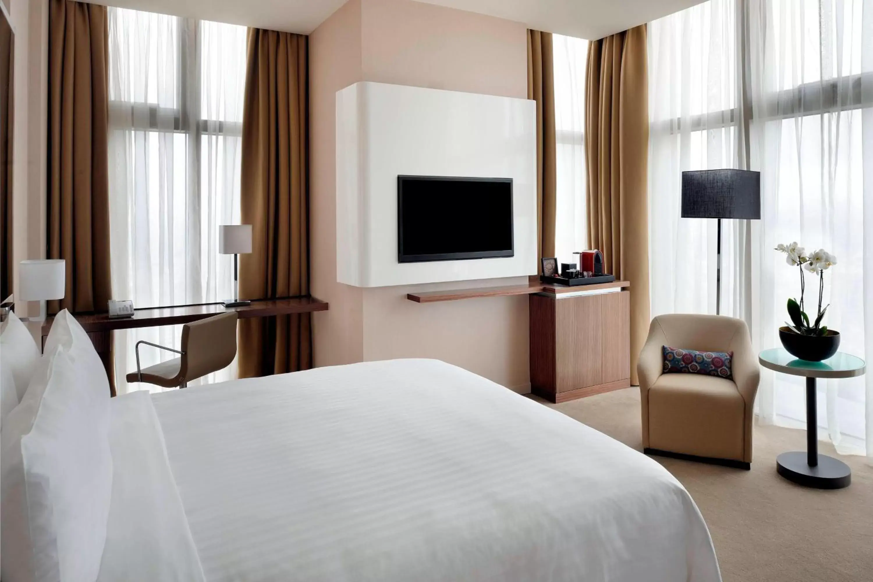 Photo of the whole room, Bed in Istanbul Marriott Hotel Sisli