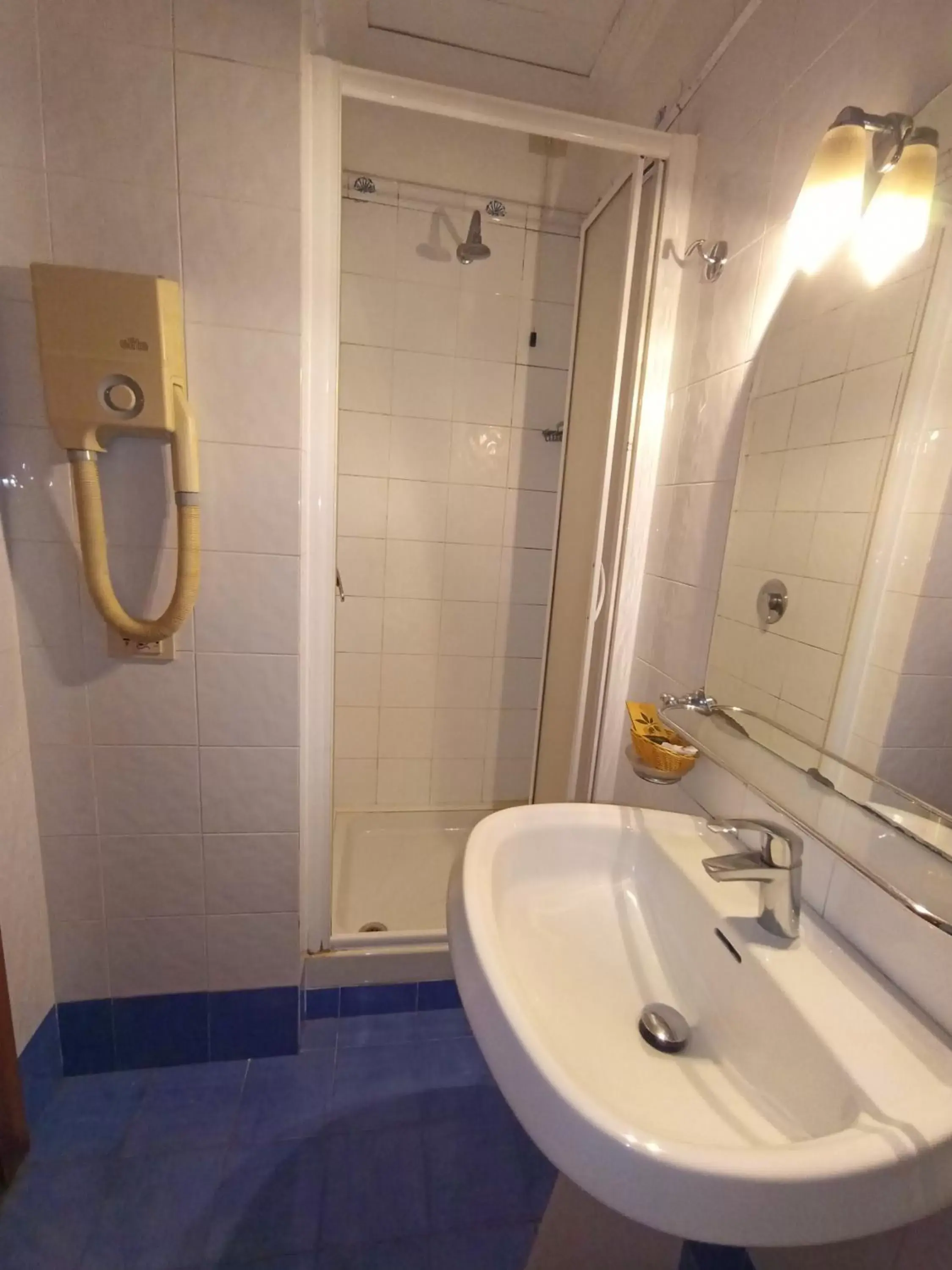 Shower, Bathroom in Hotel Positano