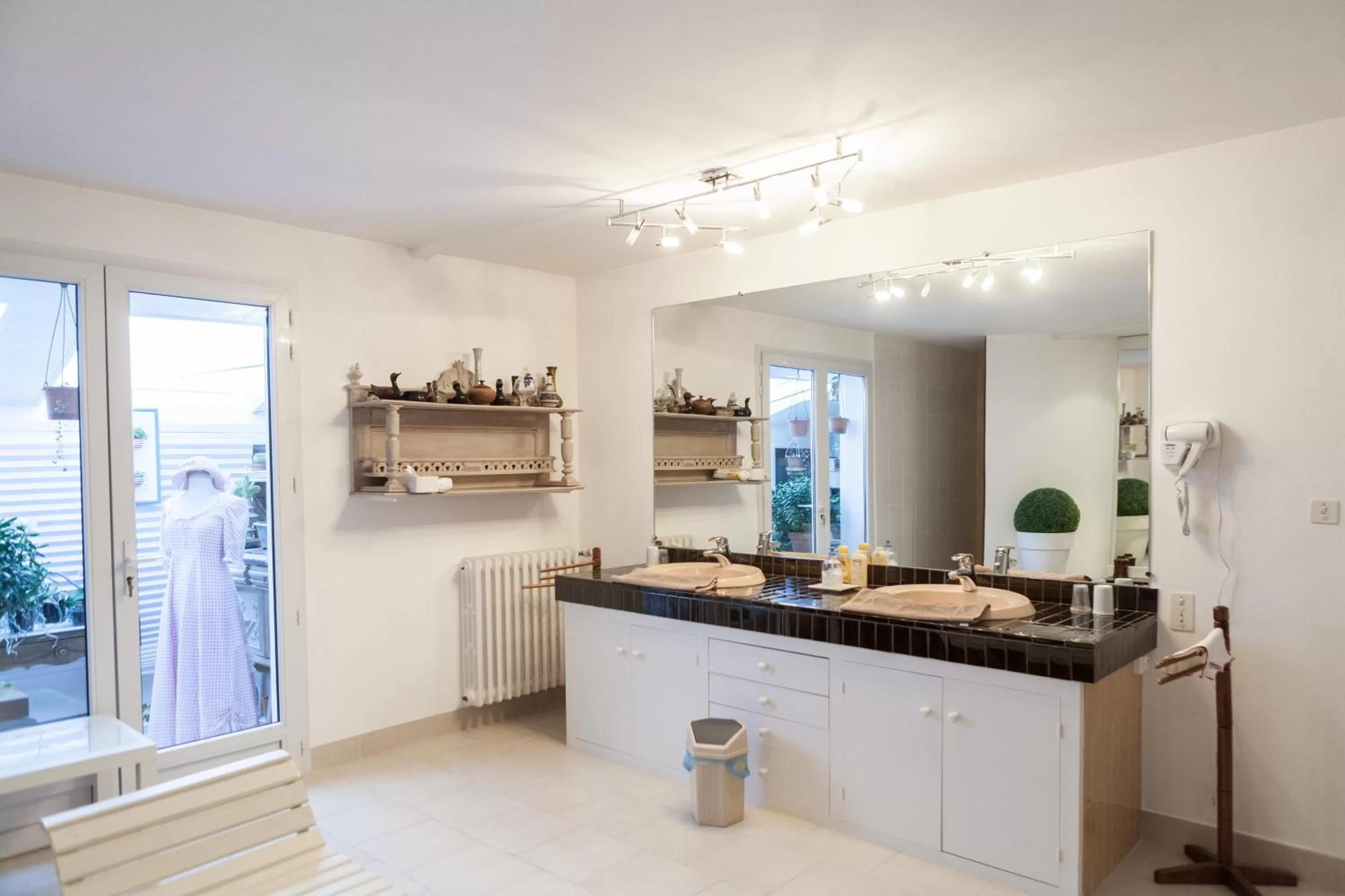 Bathroom, Kitchen/Kitchenette in Chambres d'hôtes de charme au REFUGE DU PEINTRE prés de St Emilion
