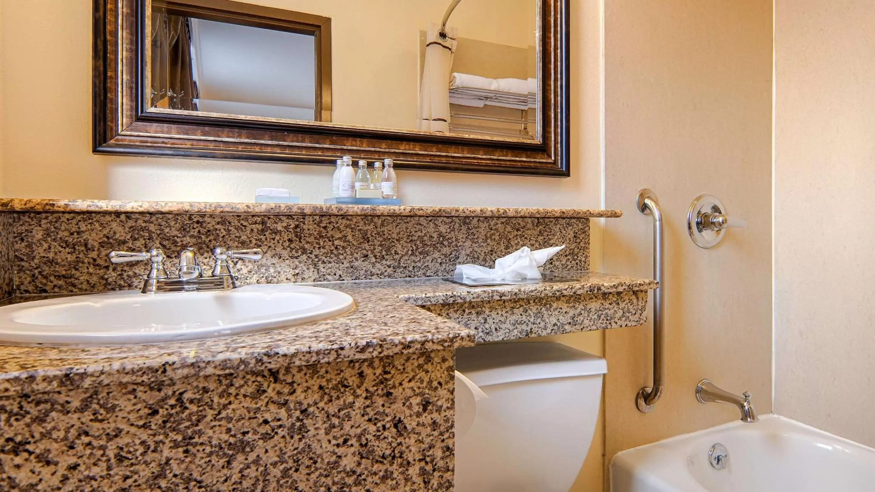 Bathroom in St Charles Inn, Superior Hotel