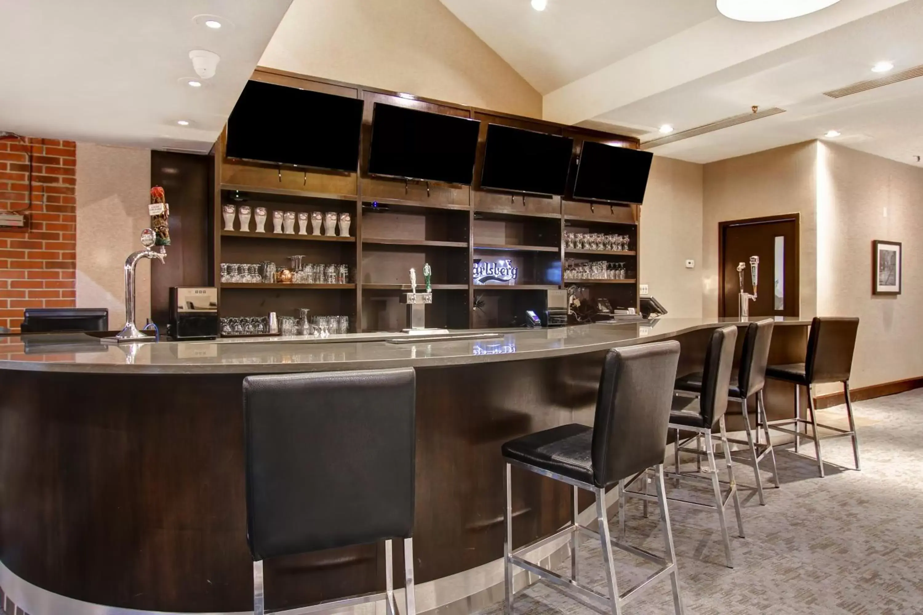 Lounge or bar, Lounge/Bar in Holiday Inn Oakville Centre, an IHG Hotel