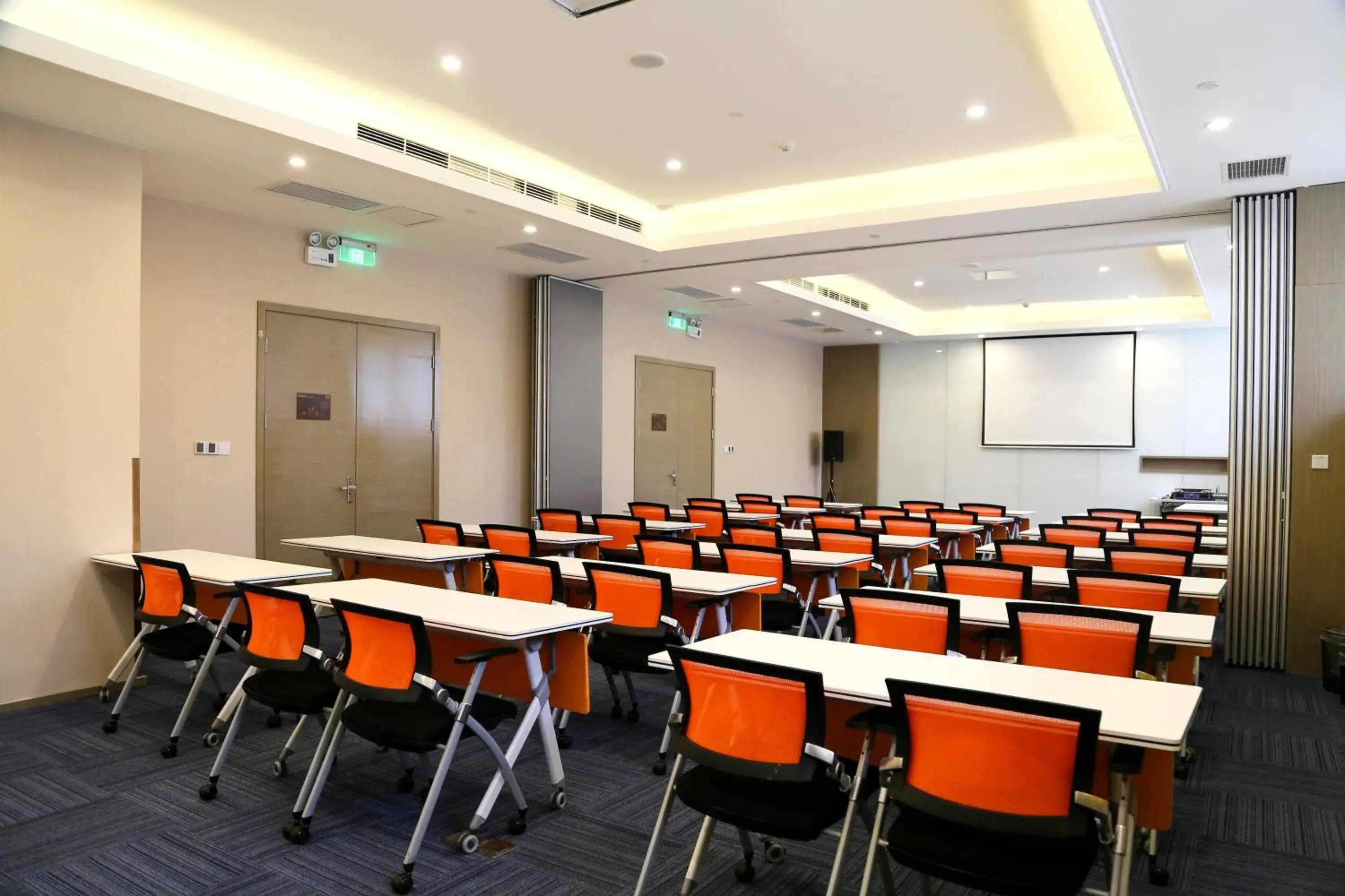 Meeting/conference room in Holiday Inn Express Chengdu Jinniu, an IHG Hotel