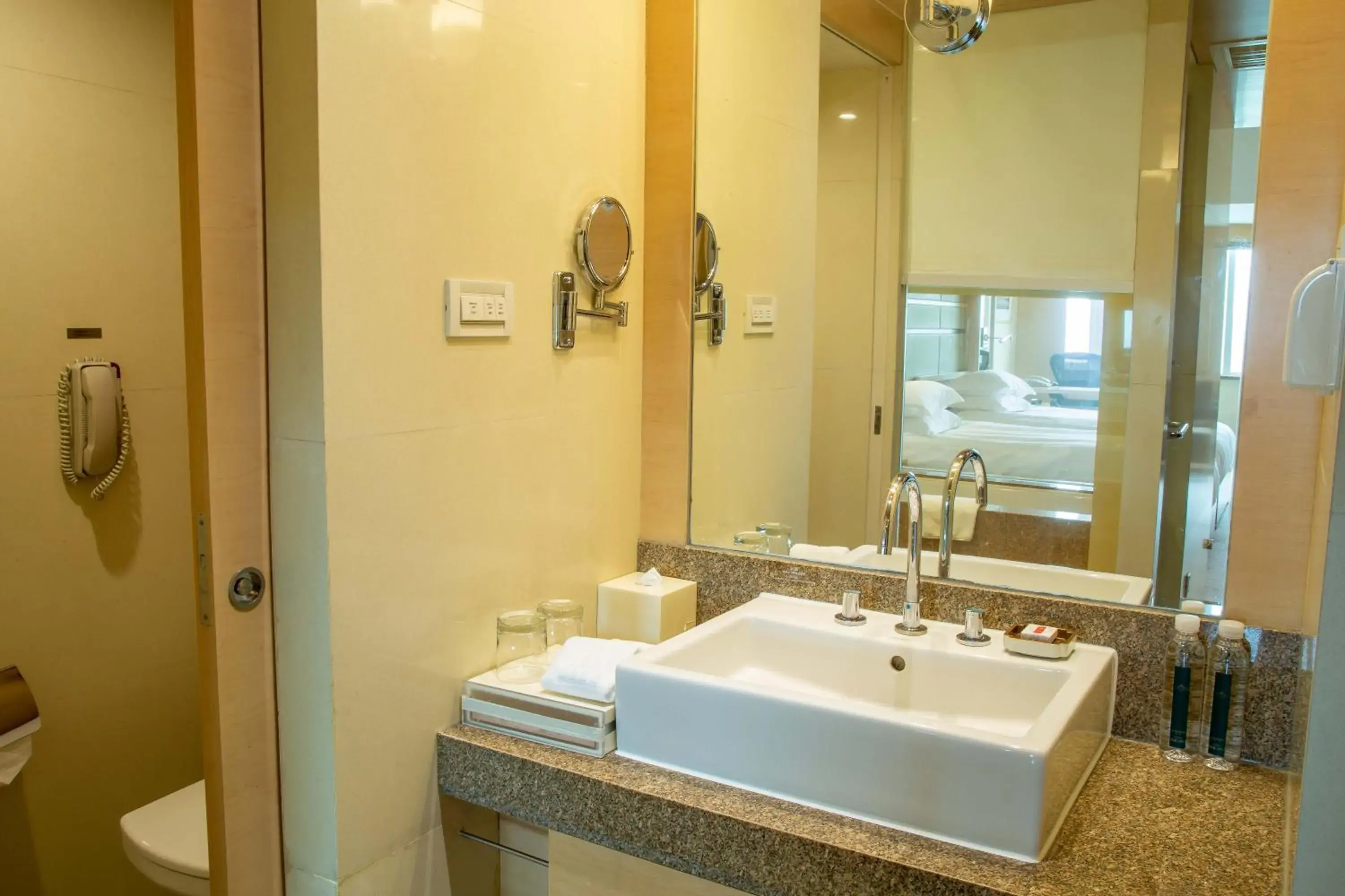 Bathroom in Juss Hengshan HotelFormer Regal International East Asia Hotel Bathroom in Juss Hengshan HotelFormer Regal International East Asia Hotel