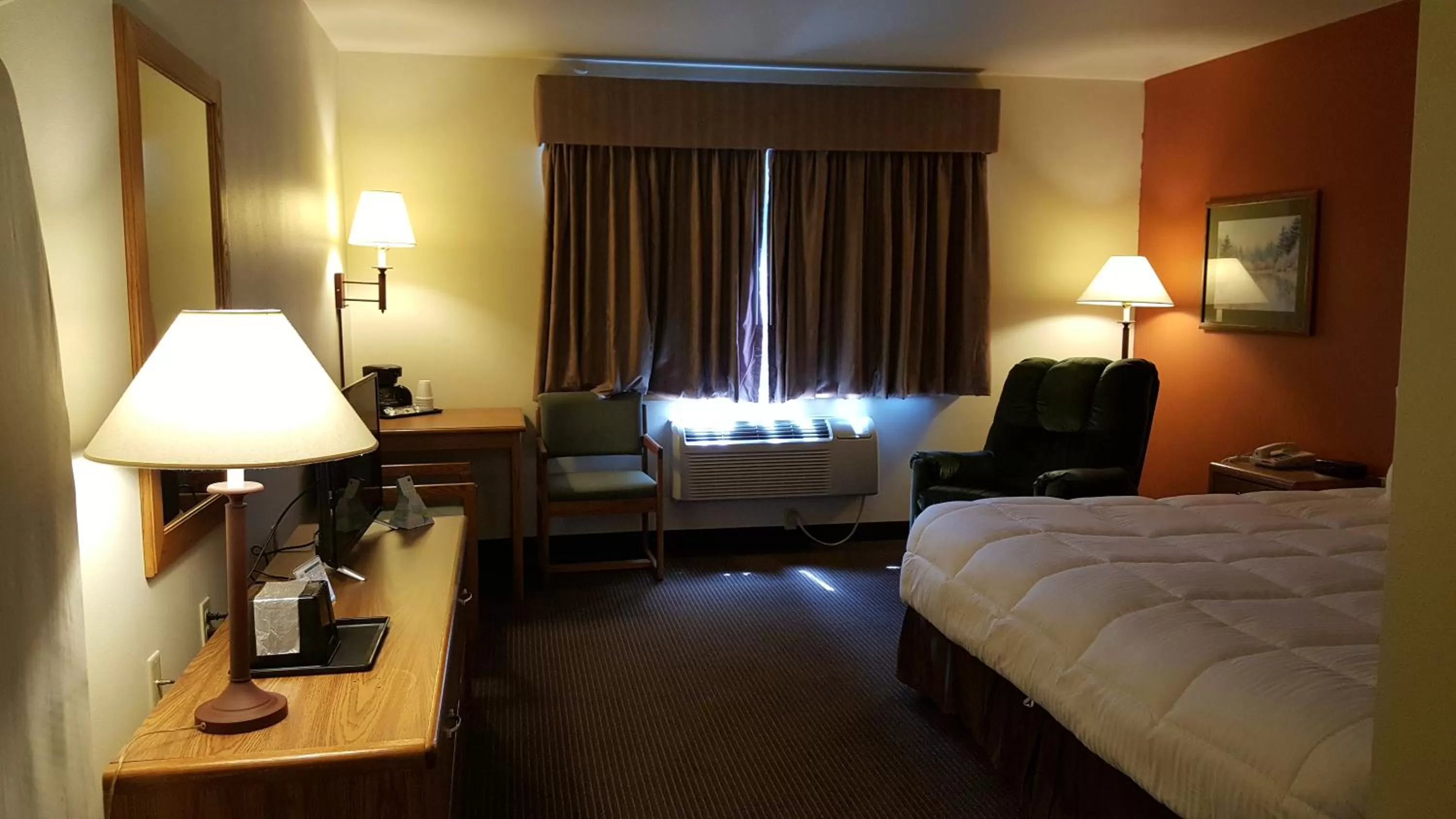 Photo of the whole room, Bed in Motel 6 Norway MI