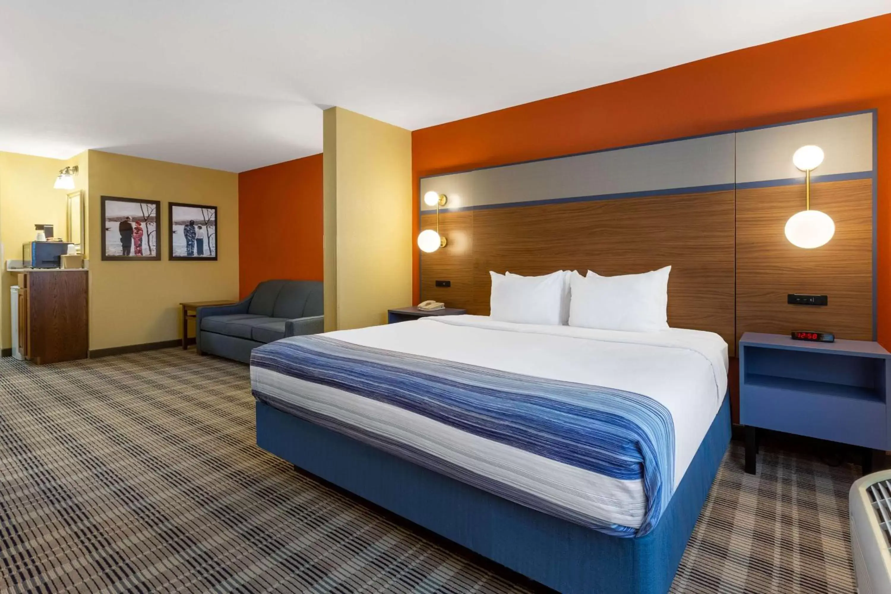 Photo of the whole room, Bed in AmericInn by Wyndham Fulton Clinton