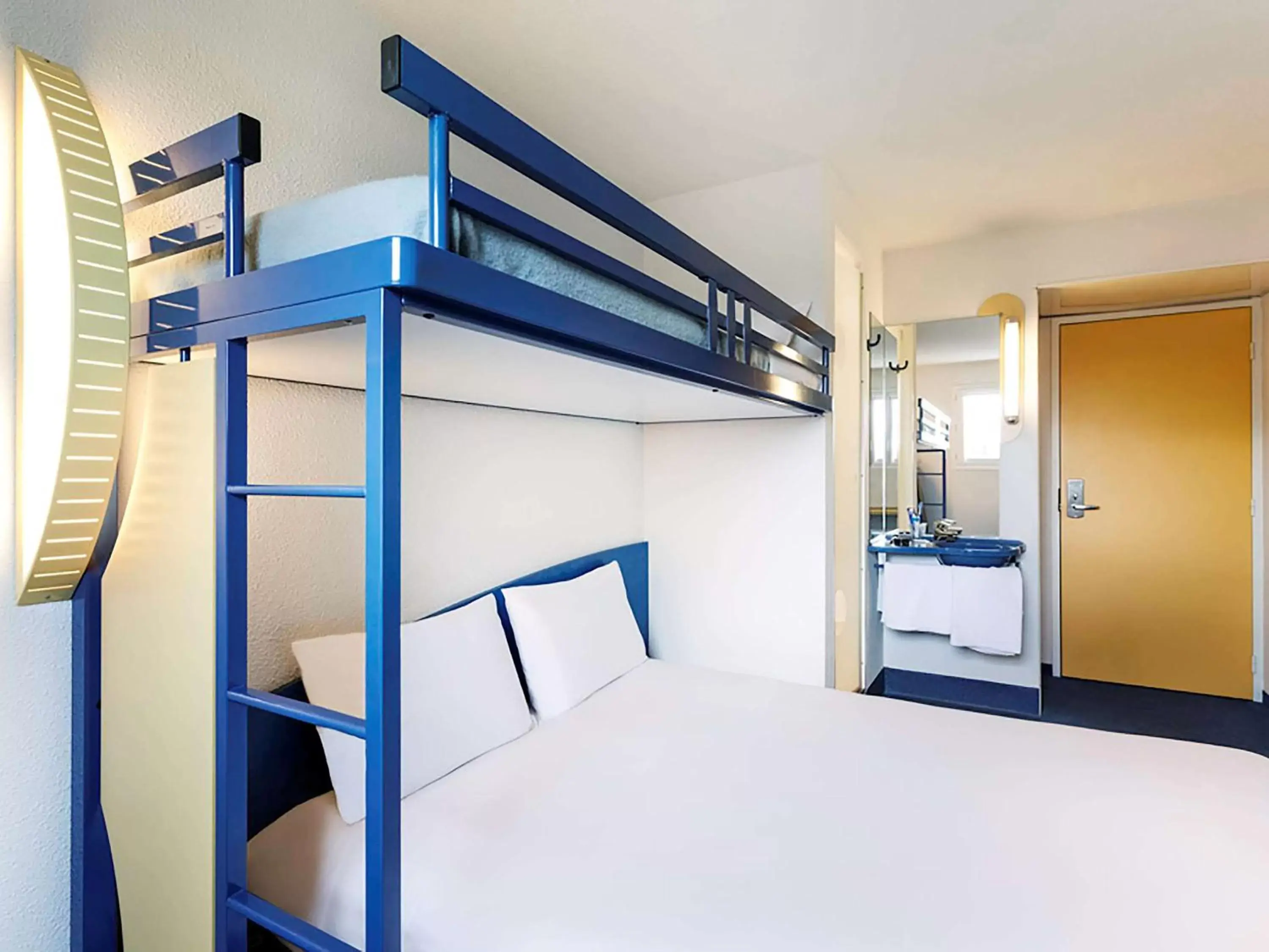 Photo of the whole room, Bunk Bed in ibis Budget Pouilly-en-Auxois