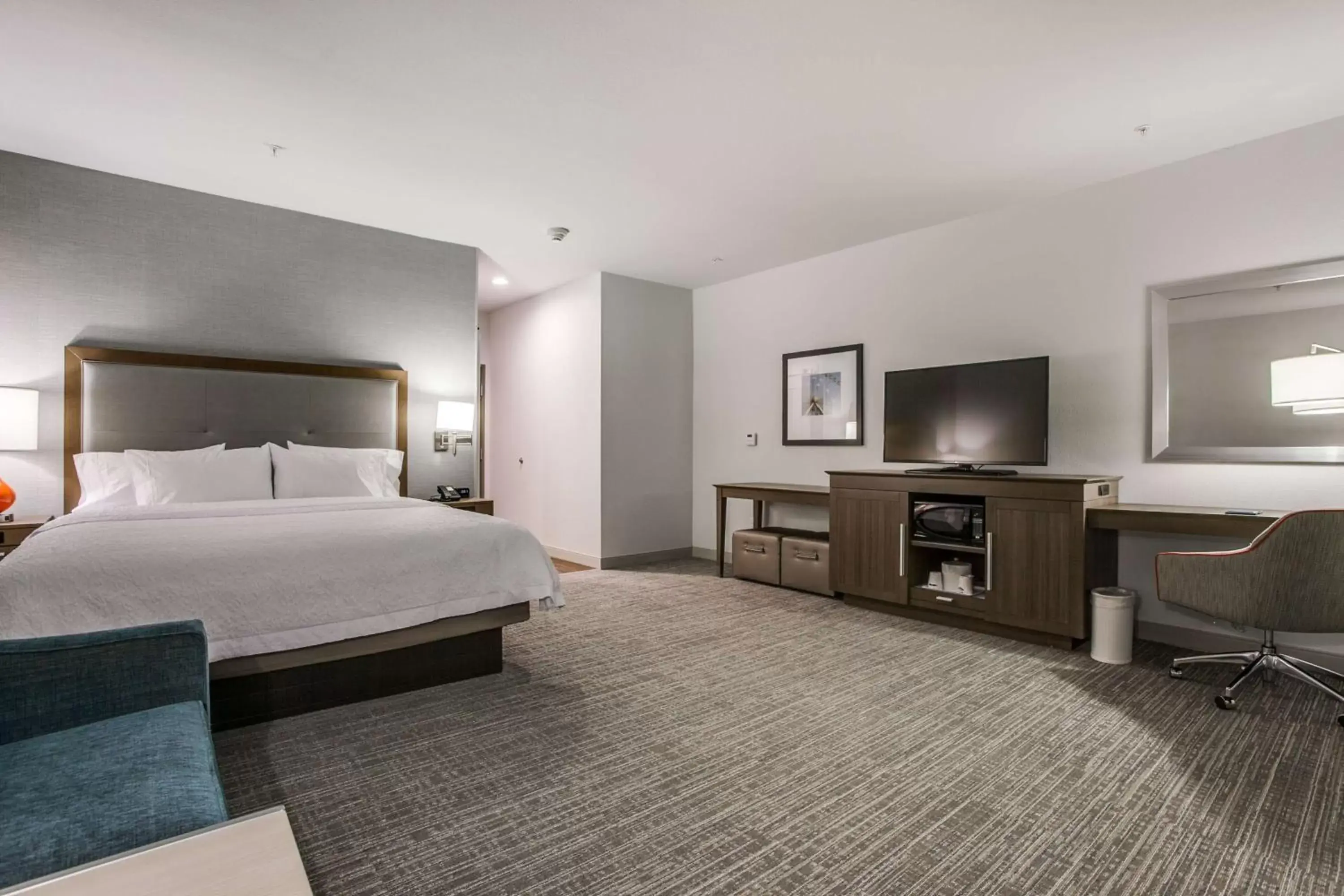 Bed in Hampton Inn & Suites Dallas-Central Expy/North Park Area