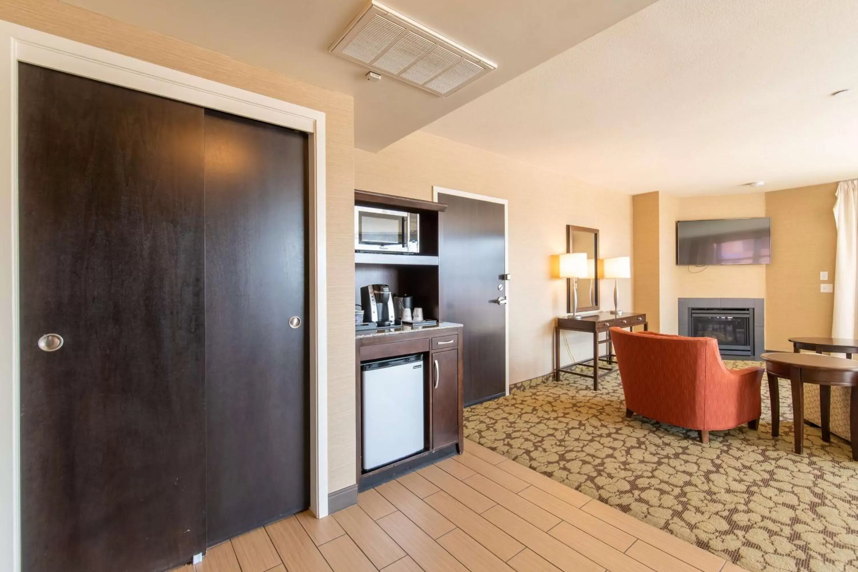 Living room, Kitchen/Kitchenette in Hilton Garden Inn Ogden