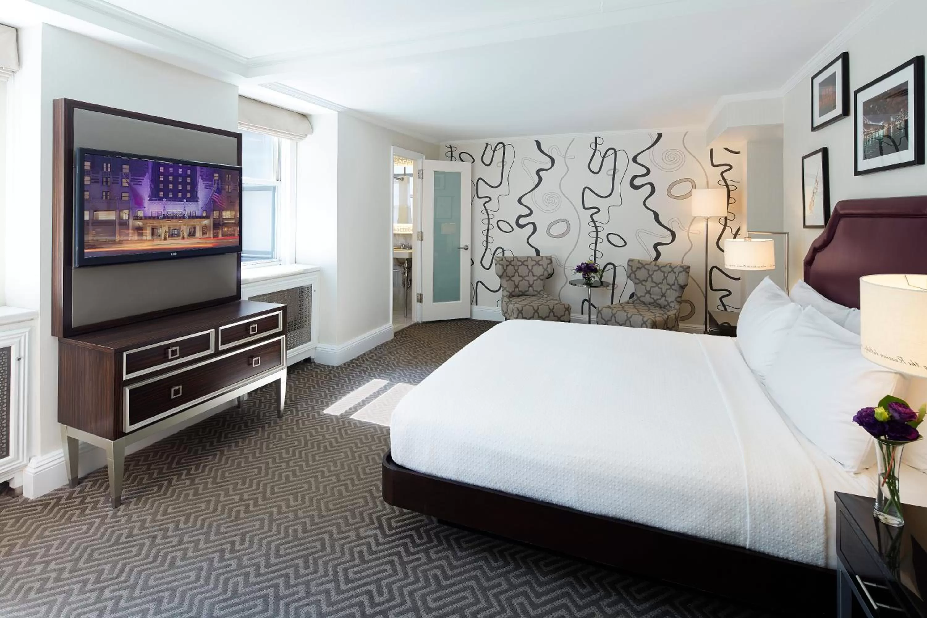 Photo of the whole room, Bed in The Lexington Hotel, Autograph Collection