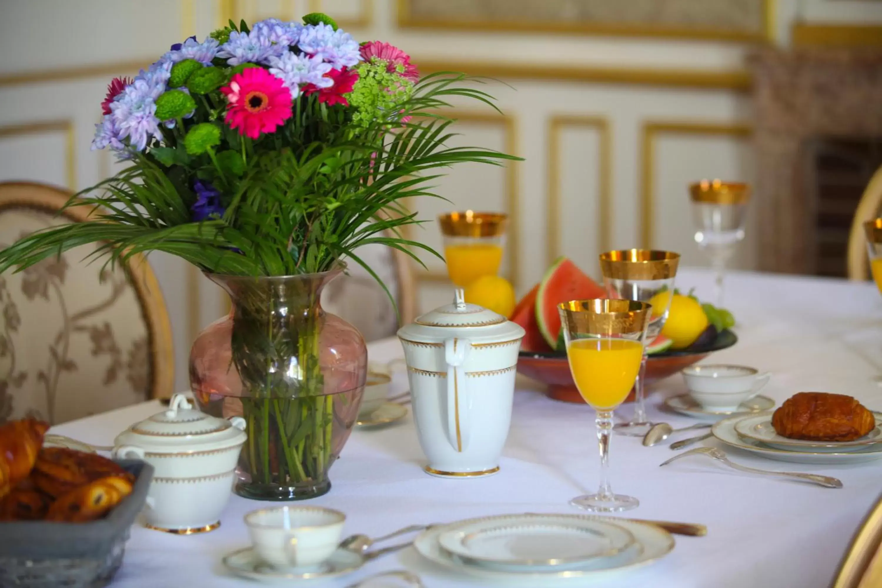 Breakfast in Château de Corcelle - Chambres et table d'hôtes