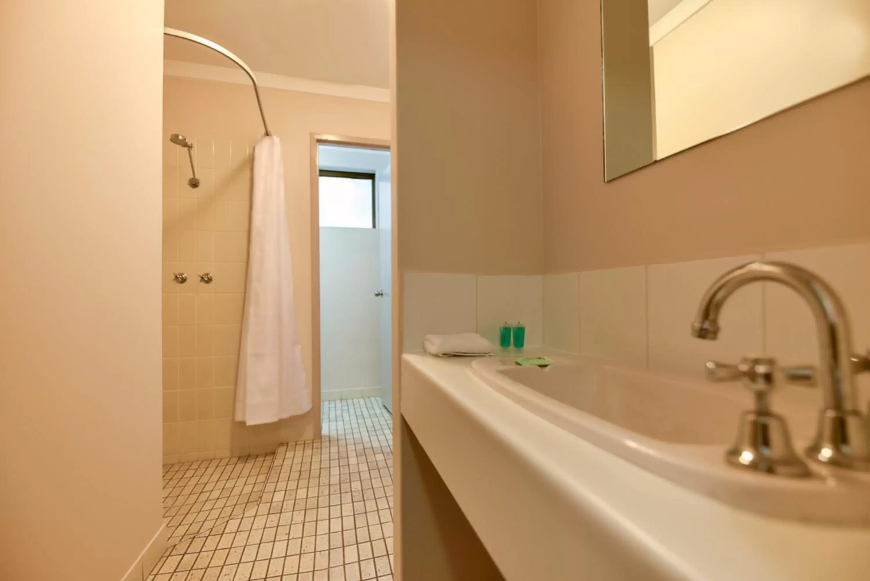 Bathroom in Sanno Marracoonda Perth Airport Hotel