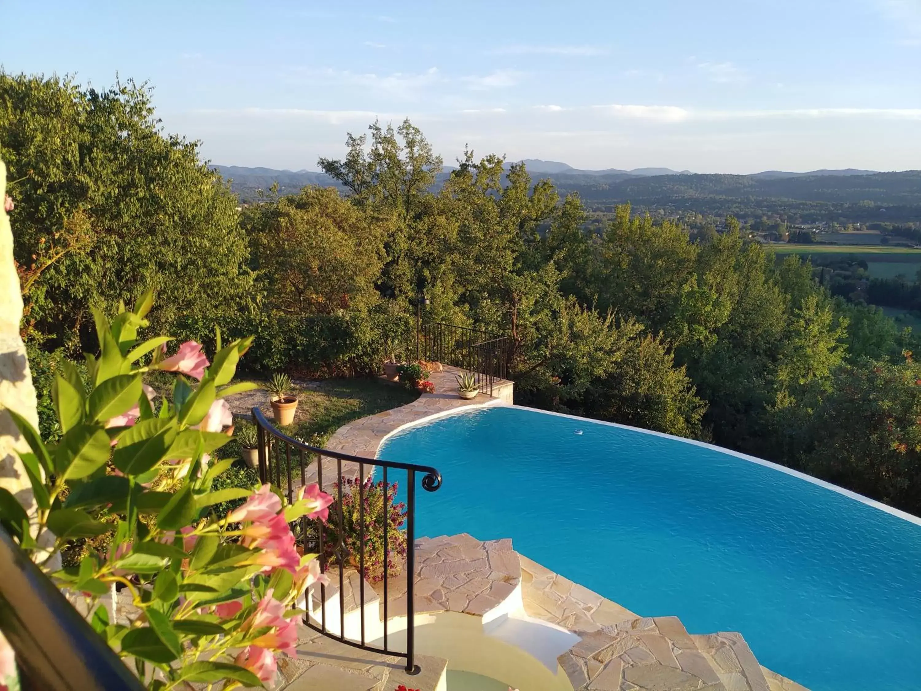 Pool View in Chambre d'hôtes Cottes