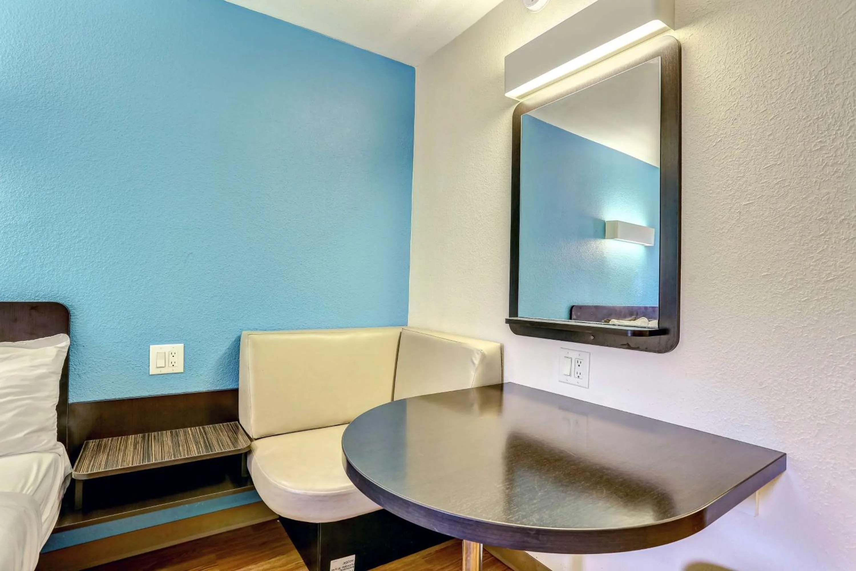 Seating area in Motel 6-Dickson, TN