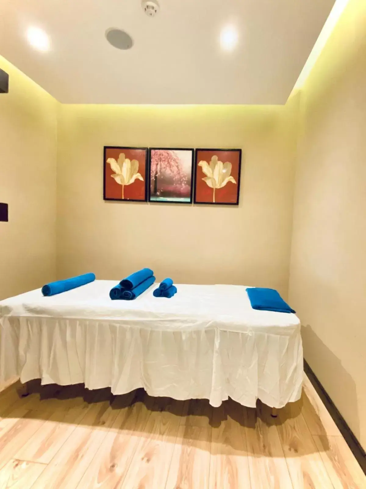 Spa and wellness centre/facilities, Bed in Naviti Warwick Dammam