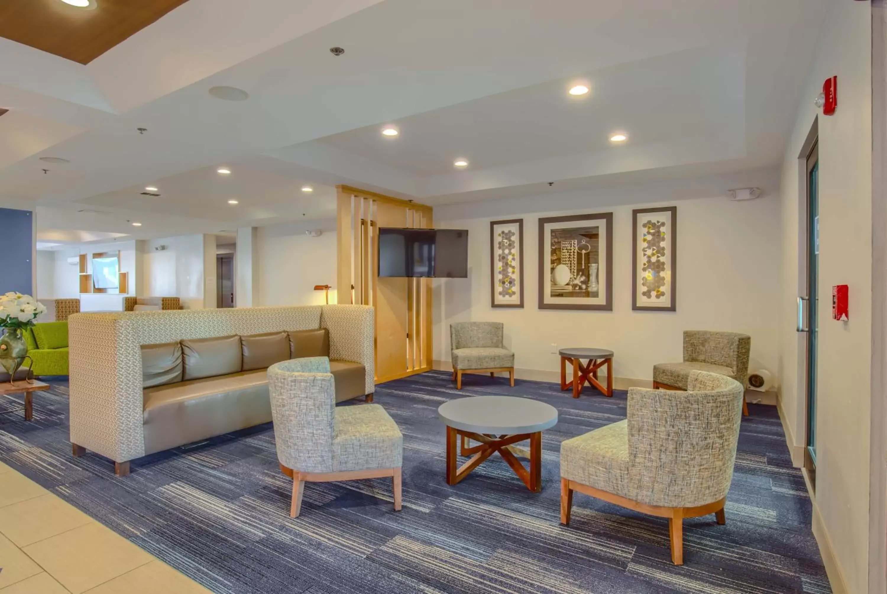 Property building, Lobby/Reception in Holiday Inn Express Hotel & Suites Gulf Shores, an IHG Hotel