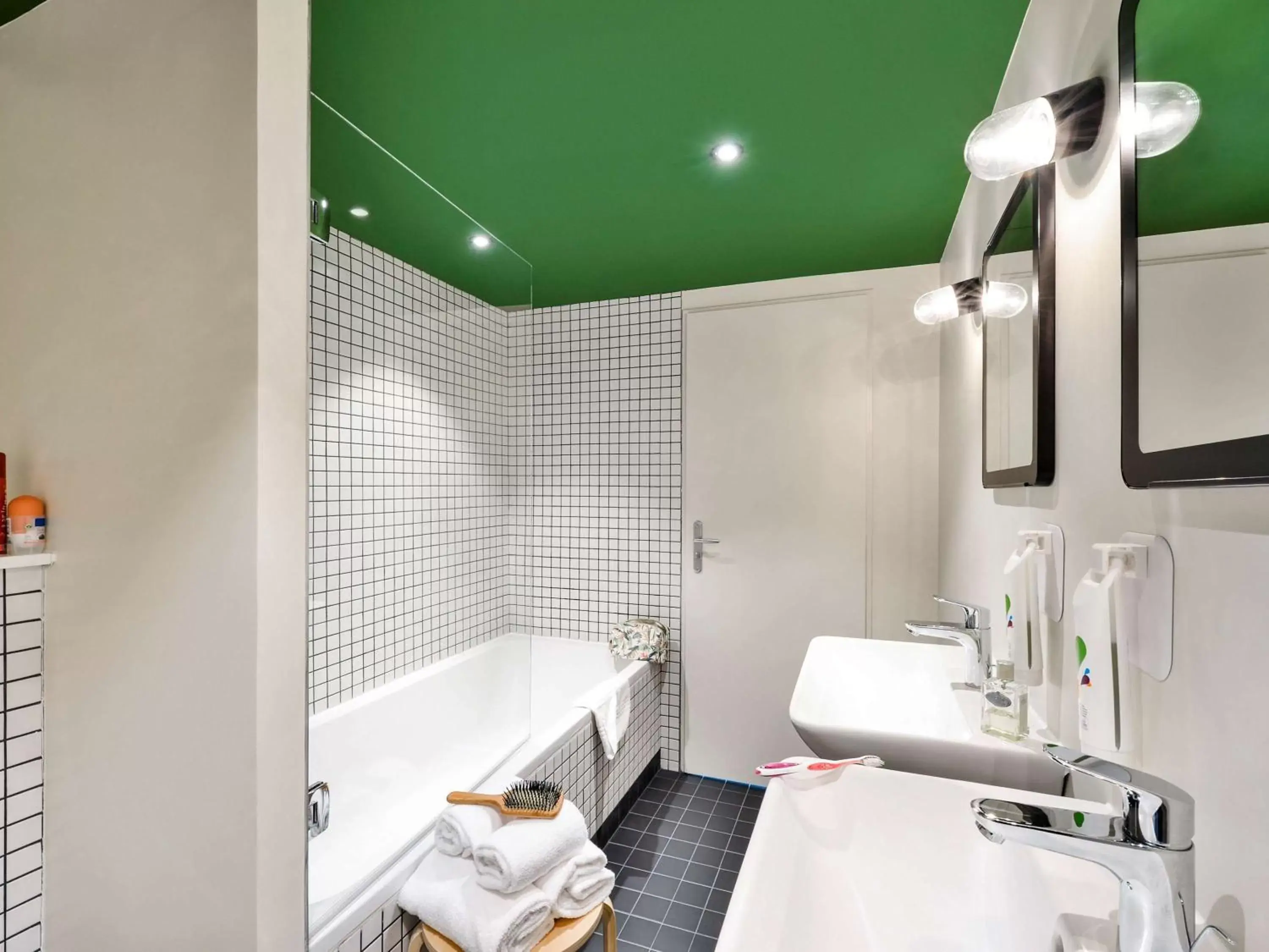 Photo of the whole room, Bathroom in ibis Styles Lyon Meyzieu Stadium