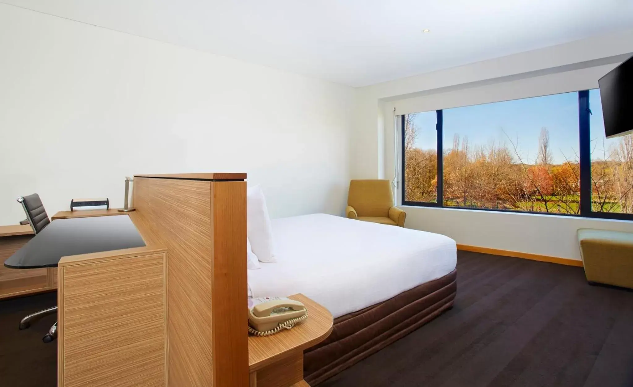 Photo of the whole room, Bed in Crowne Plaza Canberra, an IHG Hotel