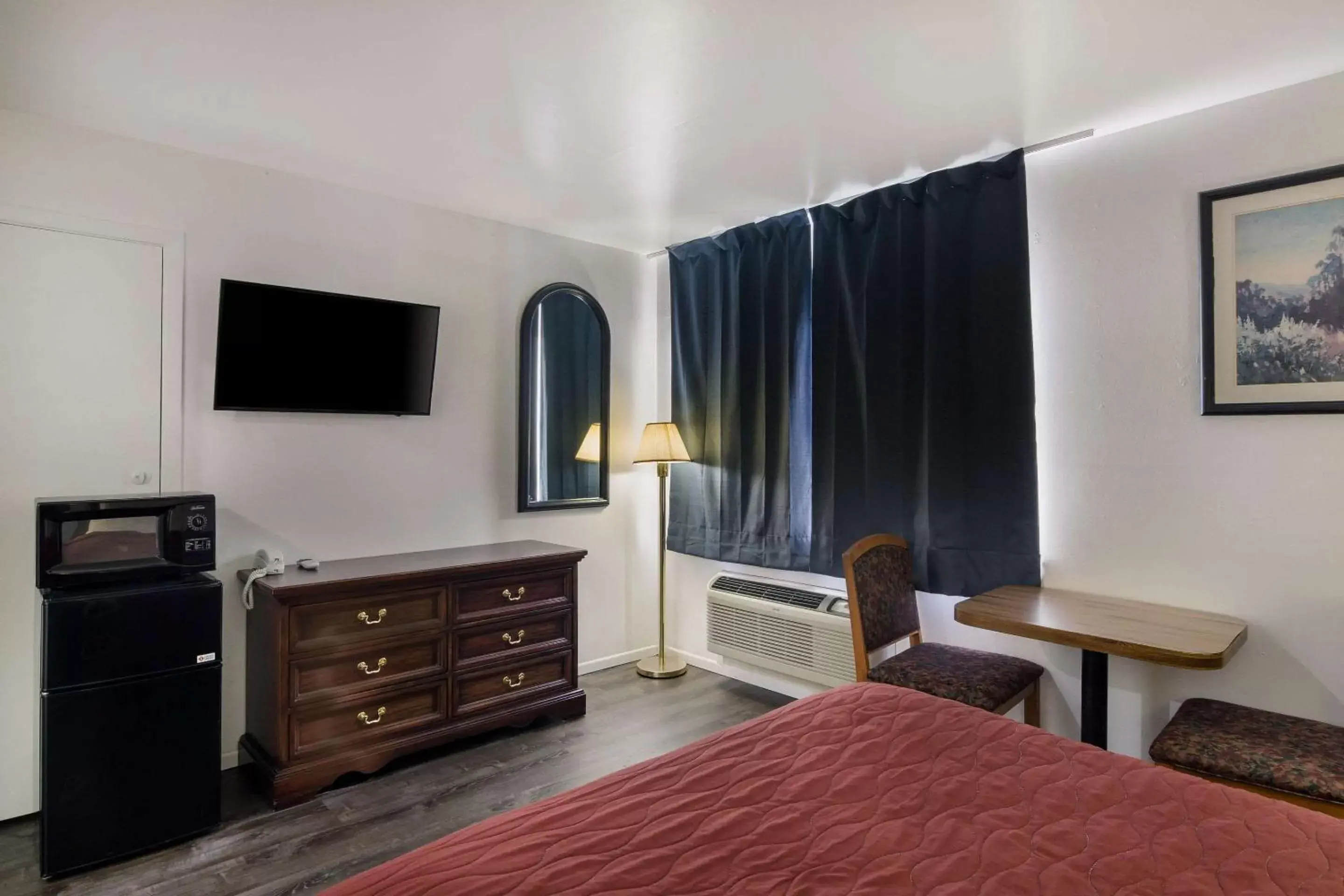 Bedroom, TV/Entertainment Center in Rodeway Inn & Suites Sidney Historic Downtown I-80