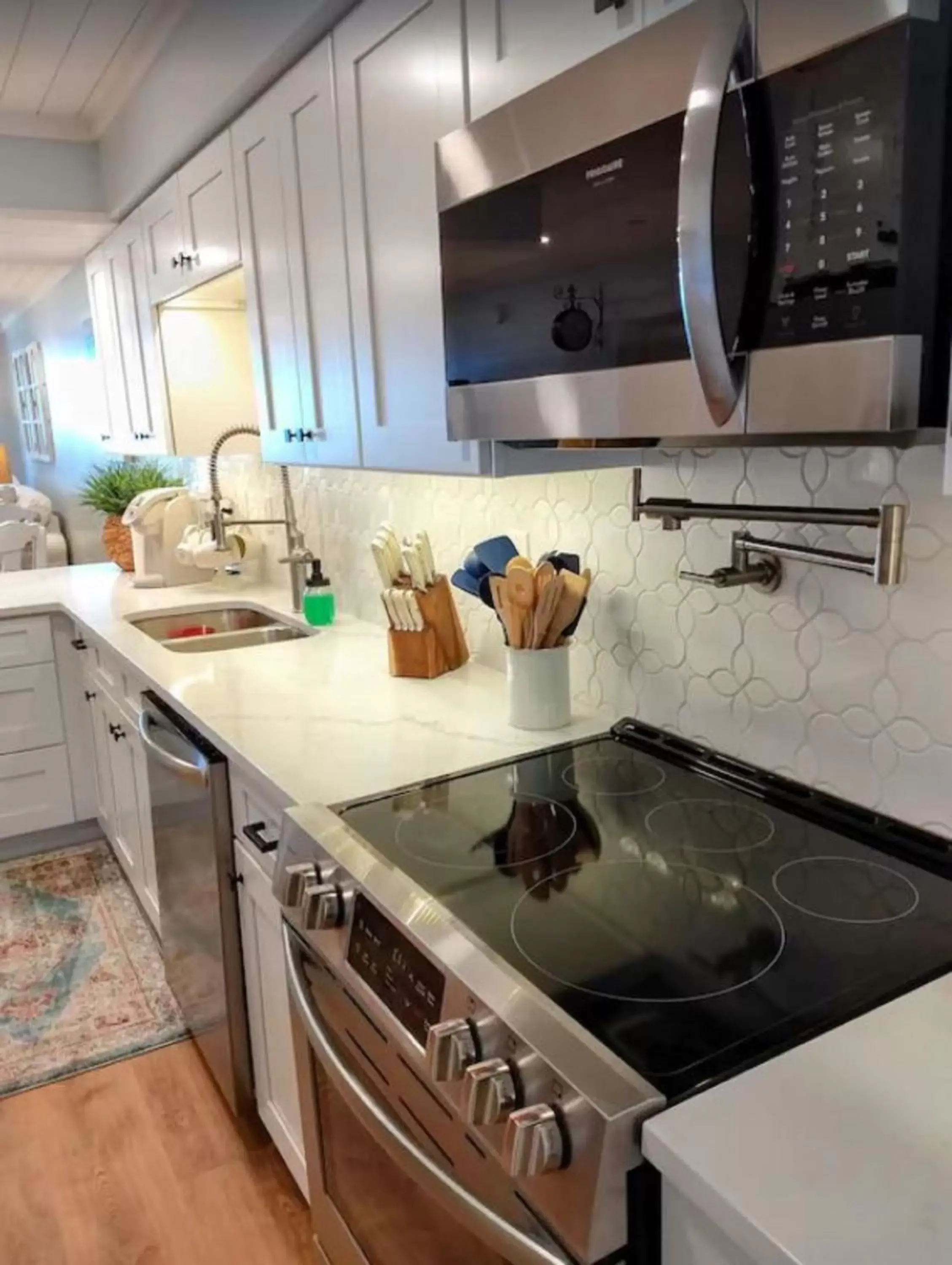 Kitchen/Kitchenette in Hibiscus Oceanfront Resort