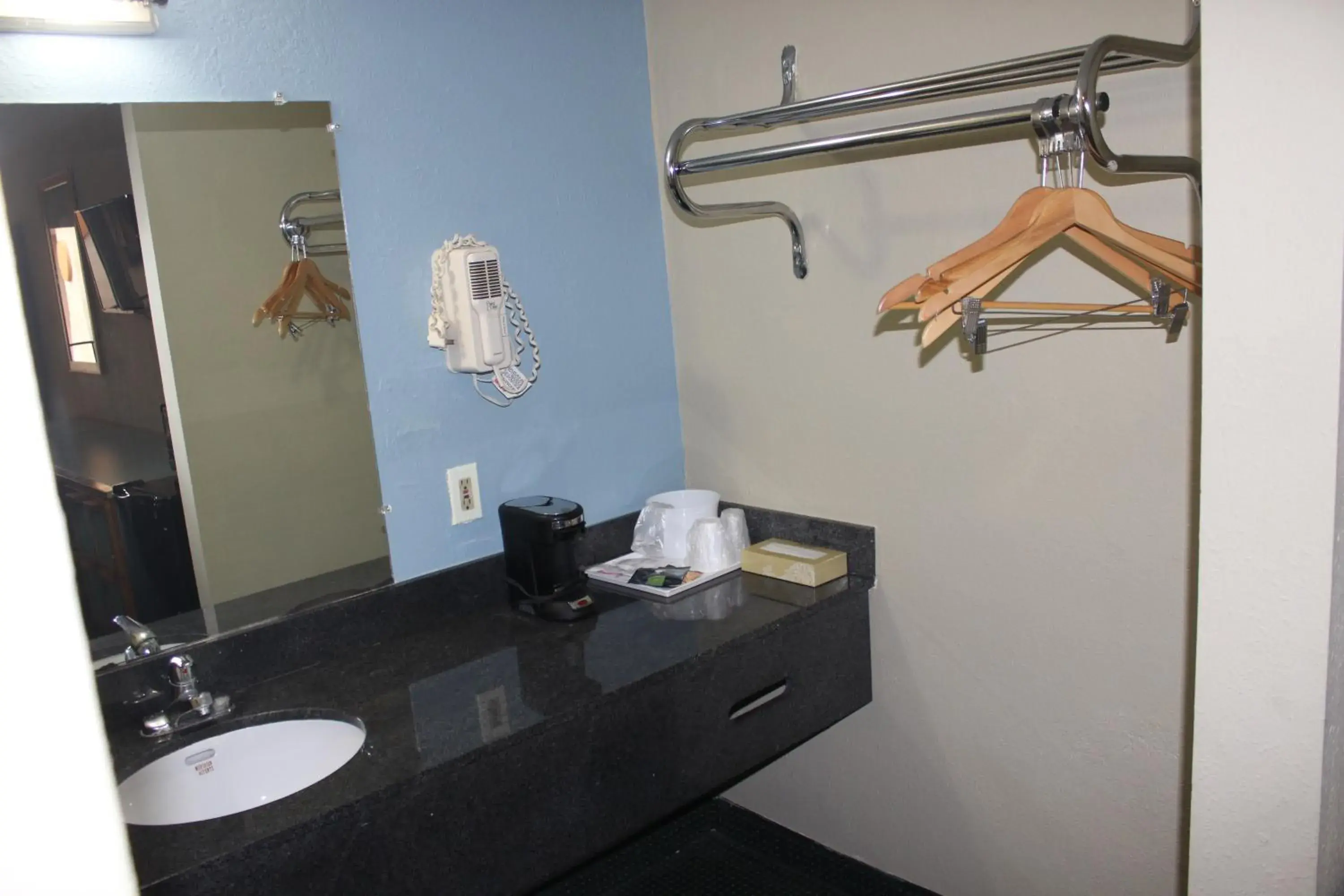 Bathroom in Tampa Inn Near Busch Gardens