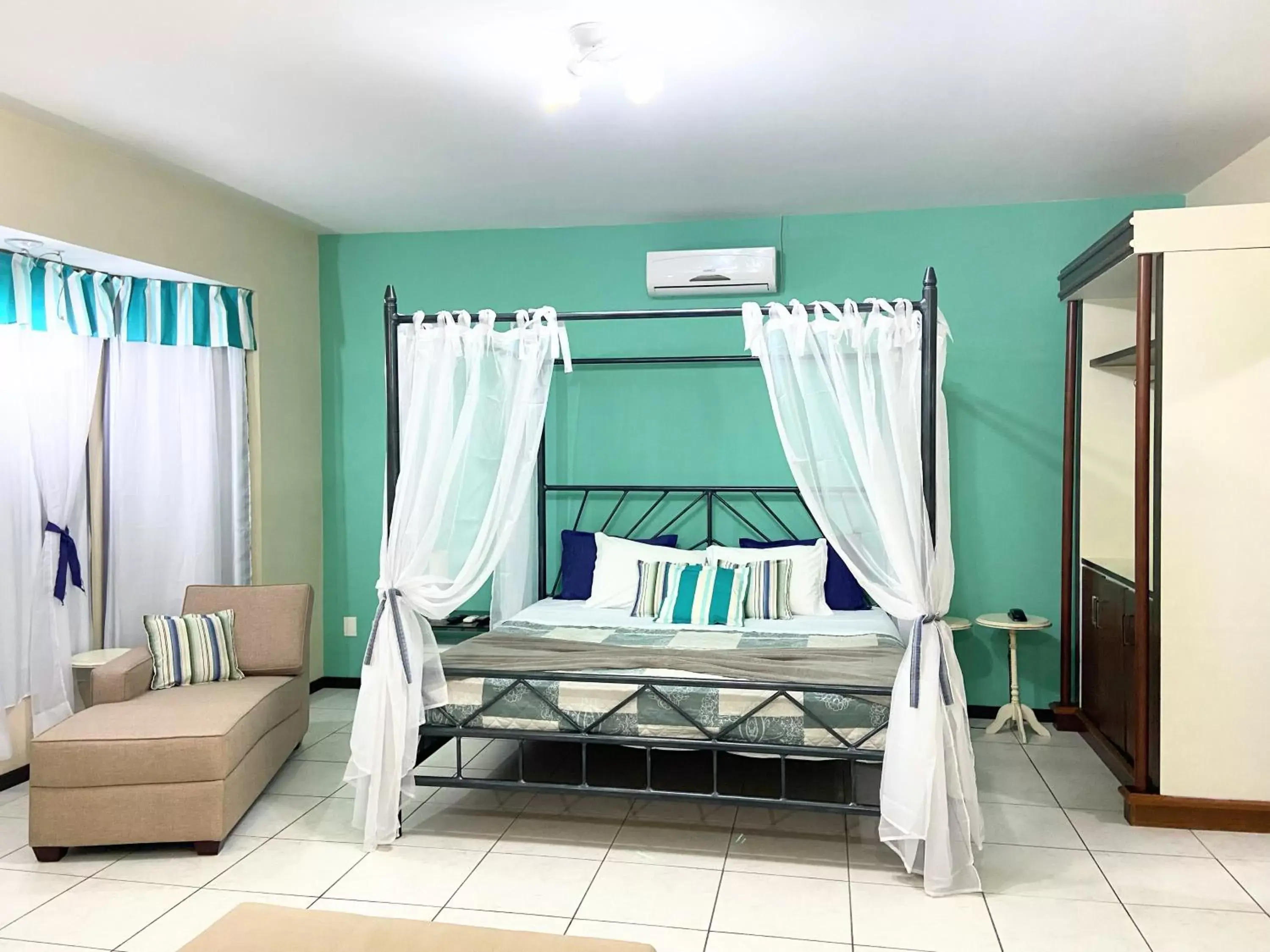 King Suite with Spa Bath in Pousada Canasvieiras King Suite with Spa Bath in Pousada Canasvieiras