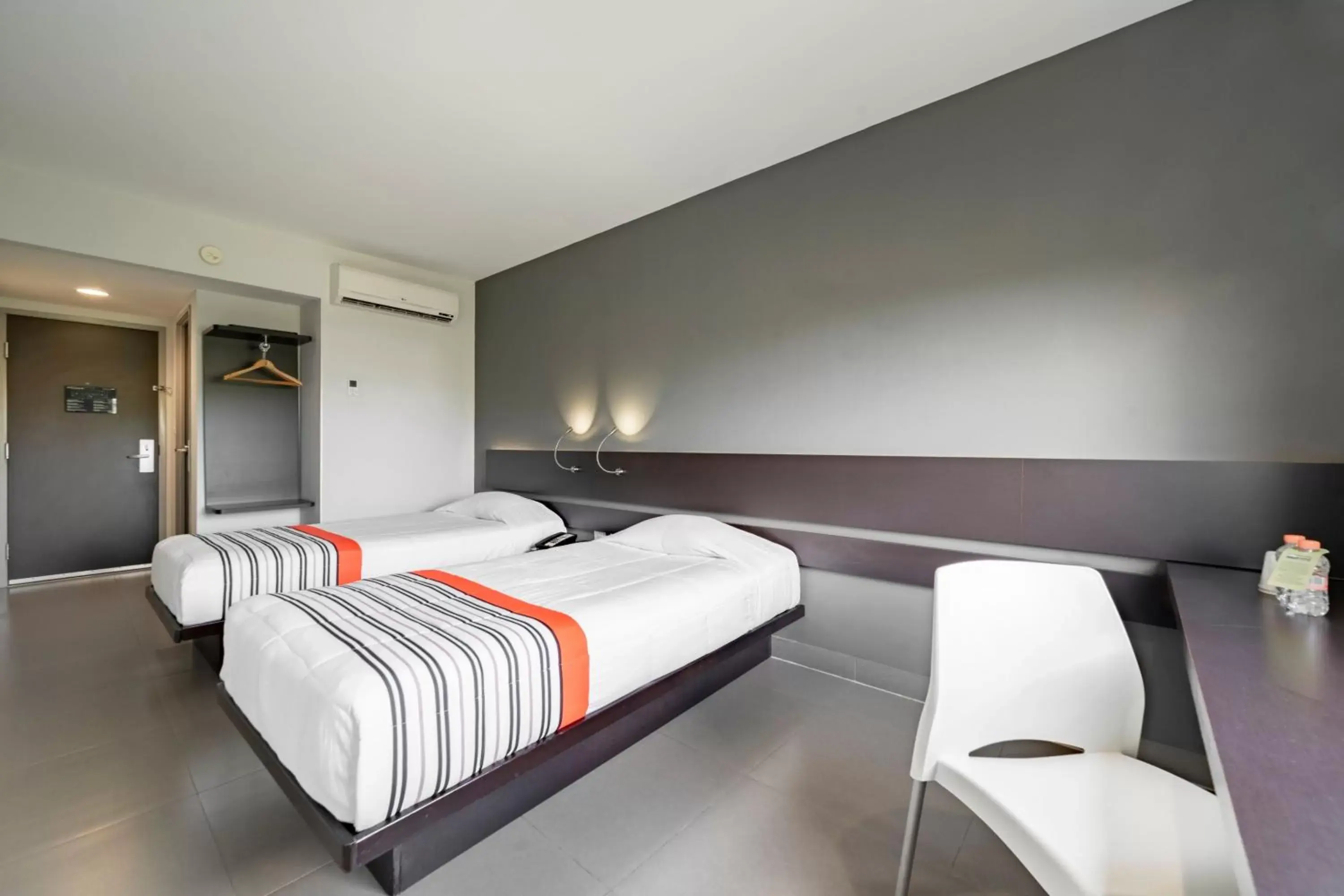 Photo of the whole room, Bed in City Express Junior by Marriott Ciudad del Carmen Aeropuerto