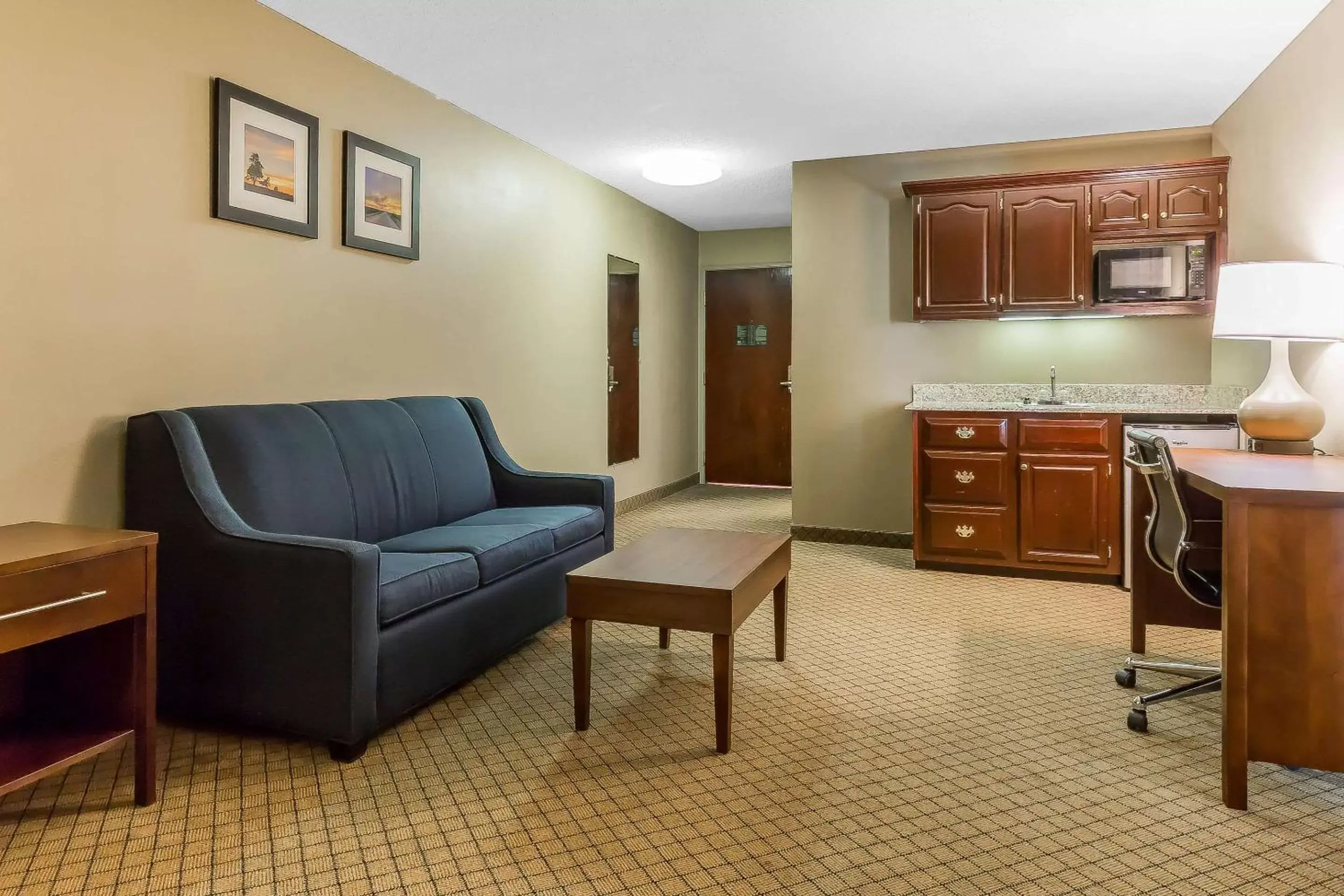 Photo of the whole room, Seating Area in Comfort Inn & Suites Mishawaka-South Bend