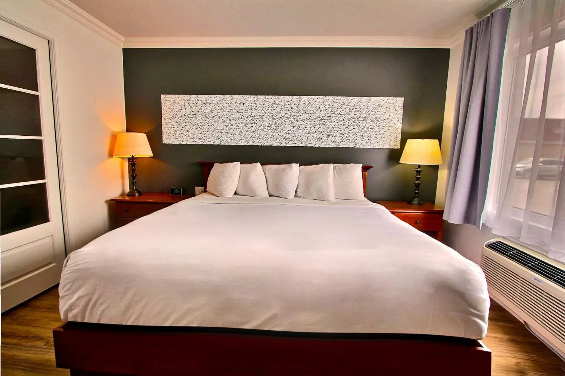 Photo of the whole room, Bed in Hôtel l'Empress Photo of the whole room, Bed in Hôtel l'Empress