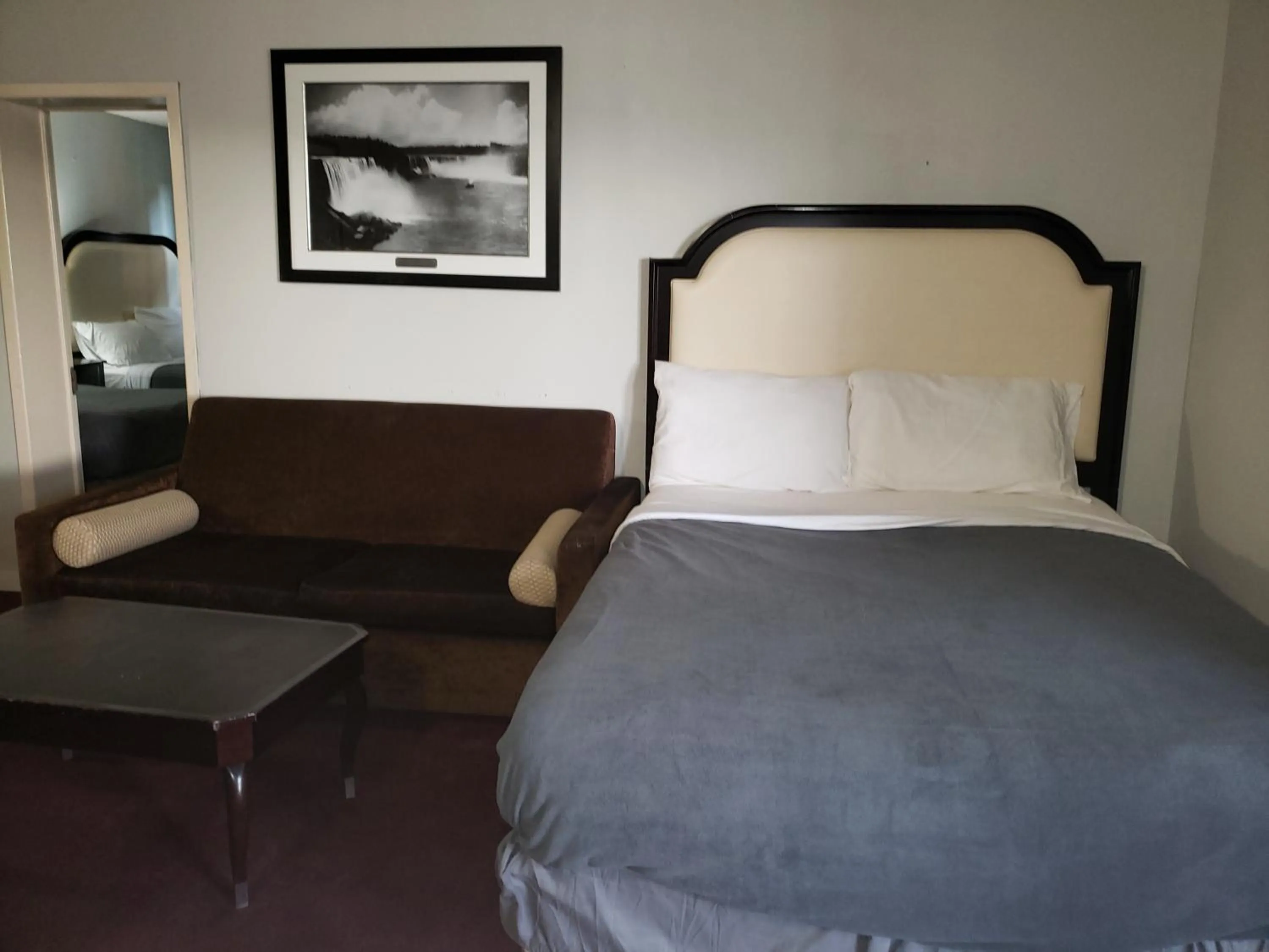 Bed in Niagara Falls Courtside Inn