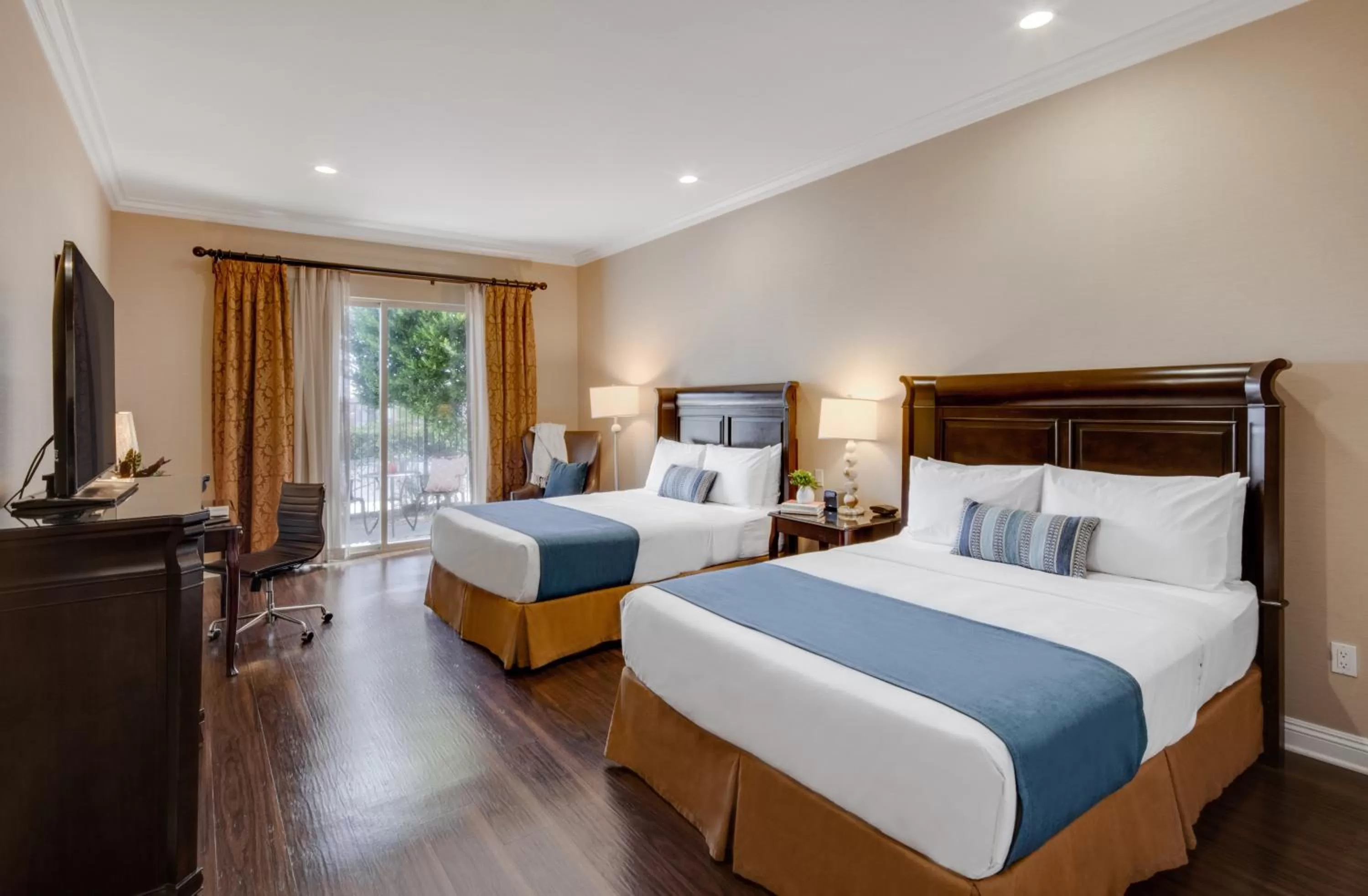 Patio, Bed in Ayres Hotel & Spa Moreno Valley/Riverside