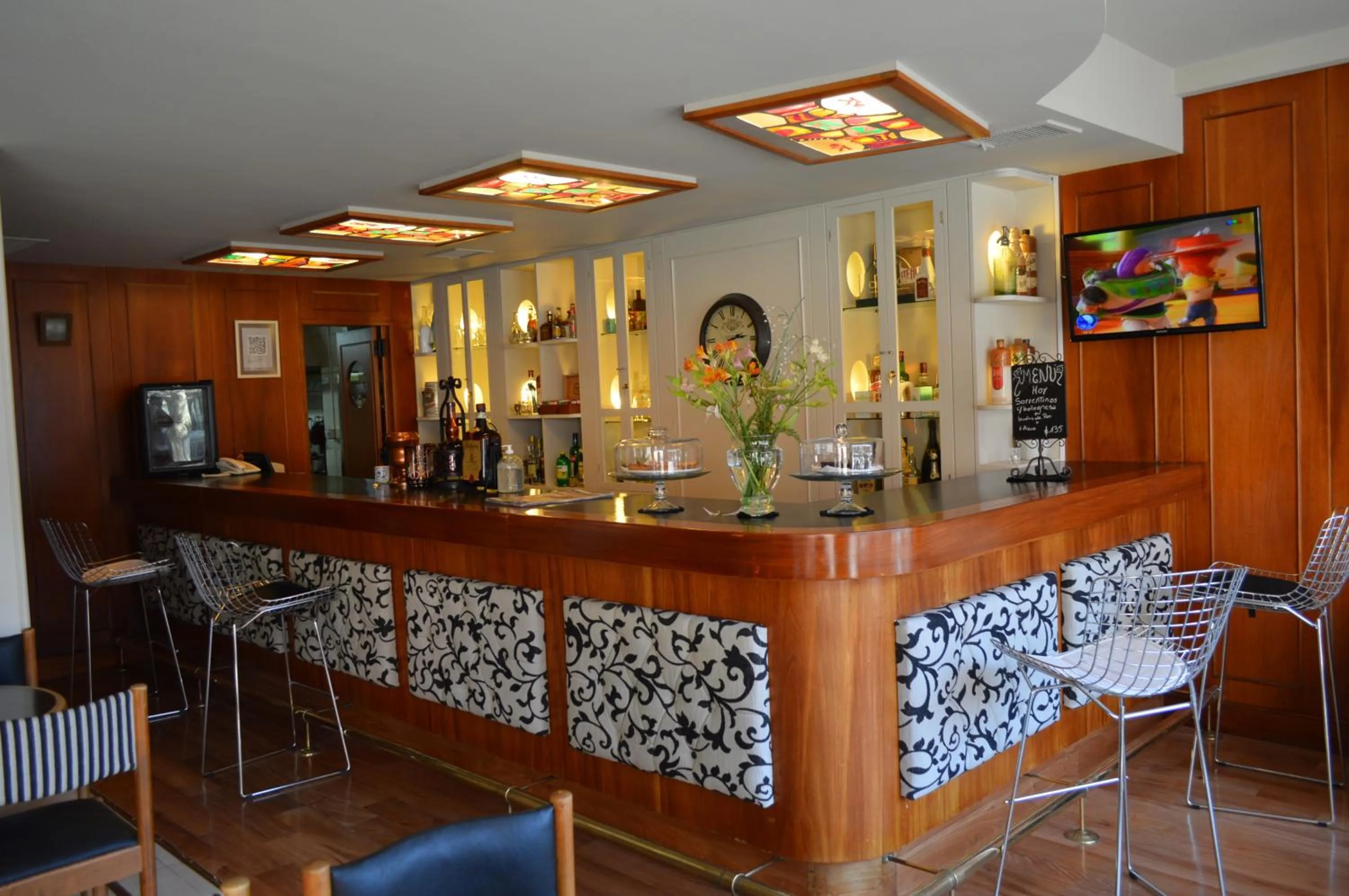 Lounge or bar in Hotel Rayentray Trelew