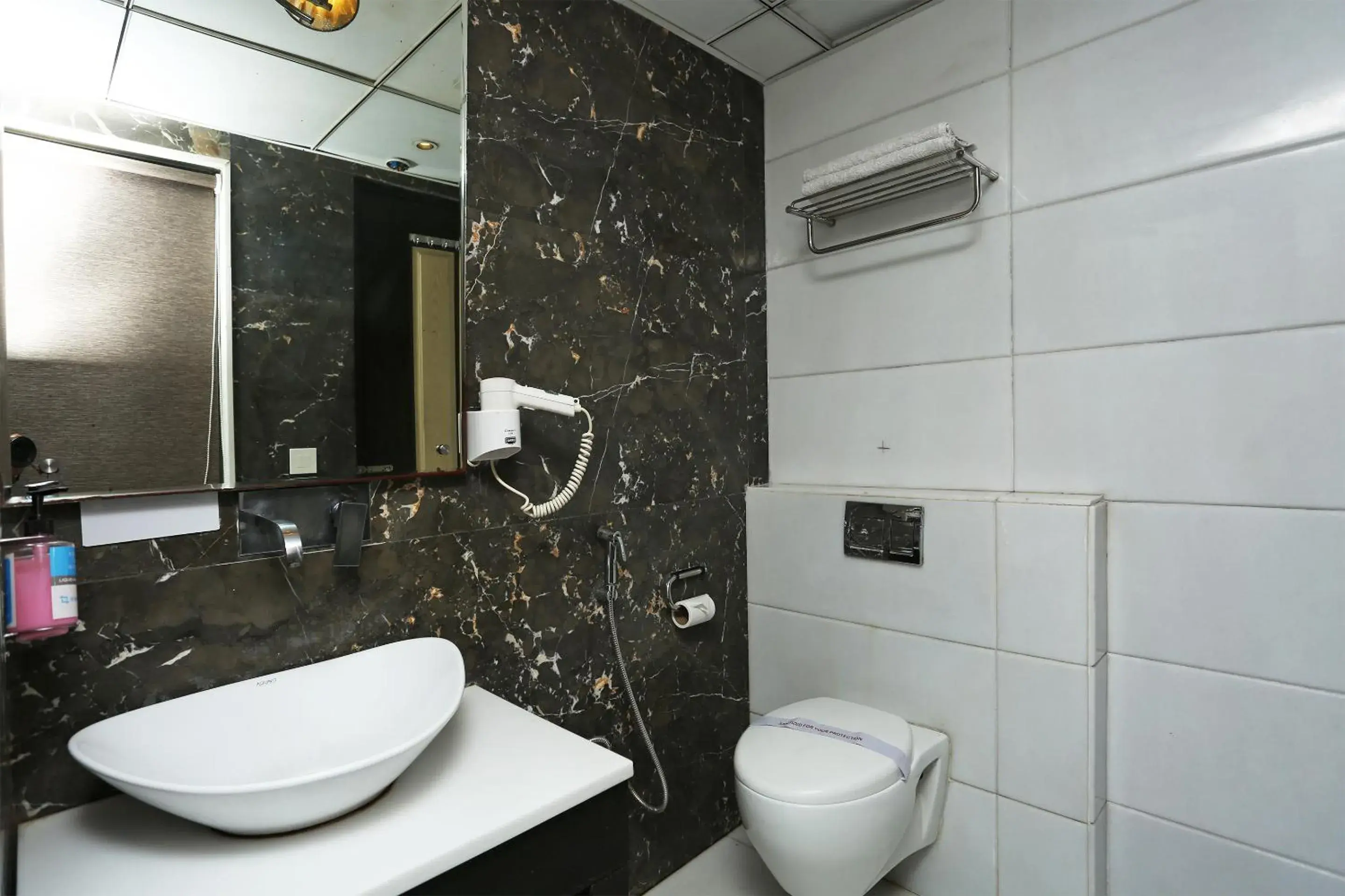 Bathroom in Hotel Uppal International - New Delhi Railway Station - Paharganj