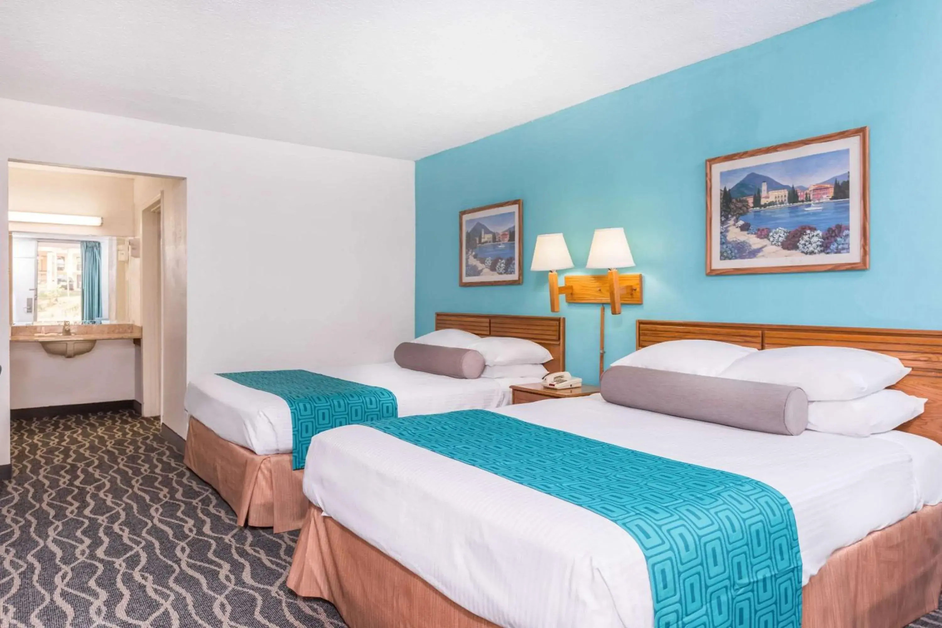Photo of the whole room, Bed in Howard Johnson by Wyndham Commerce GA