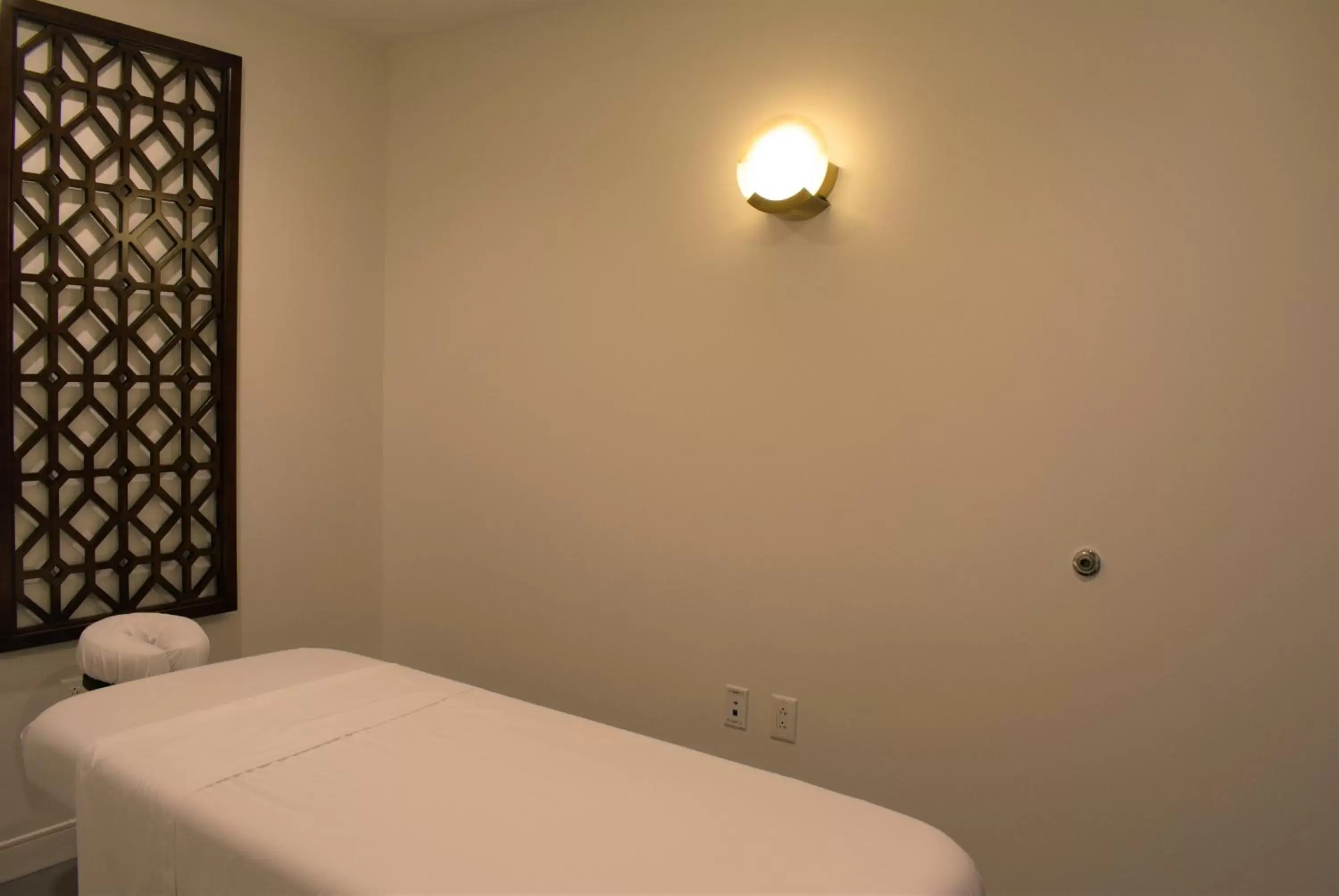 Bed in YO1 Longevity & Health Resorts, Catskills