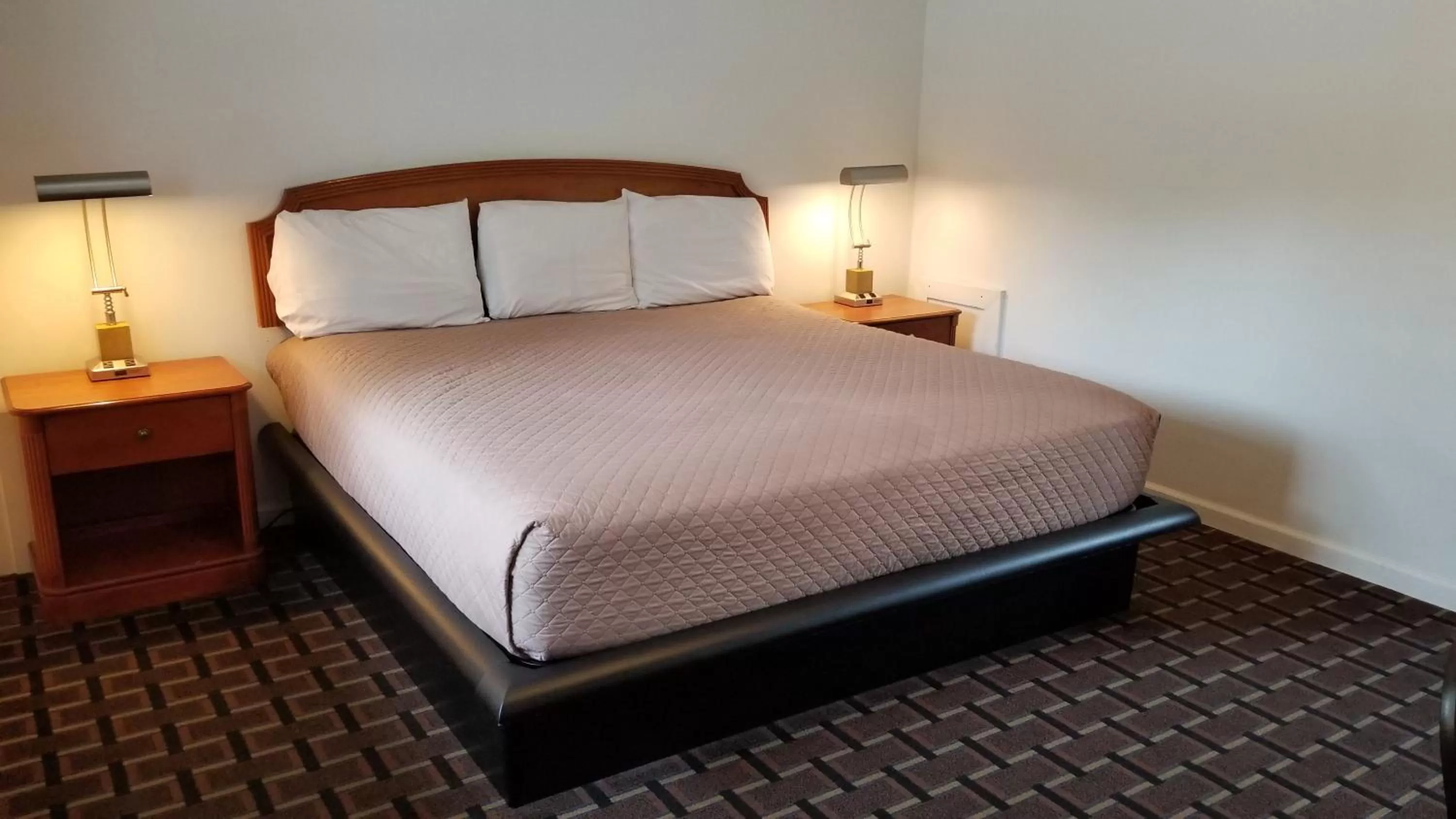Bedroom, Bed in Budget Inn Breezewood