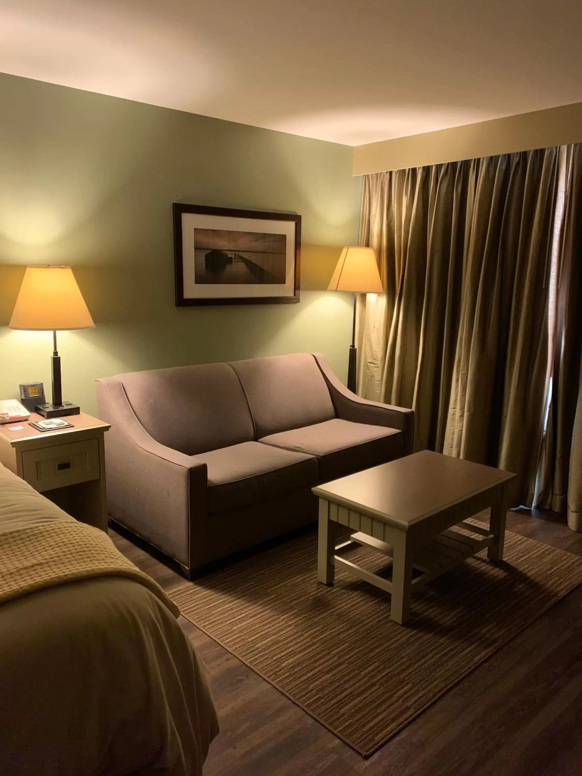 Bedroom, Seating Area in 1000 Islands Harbor Hotel