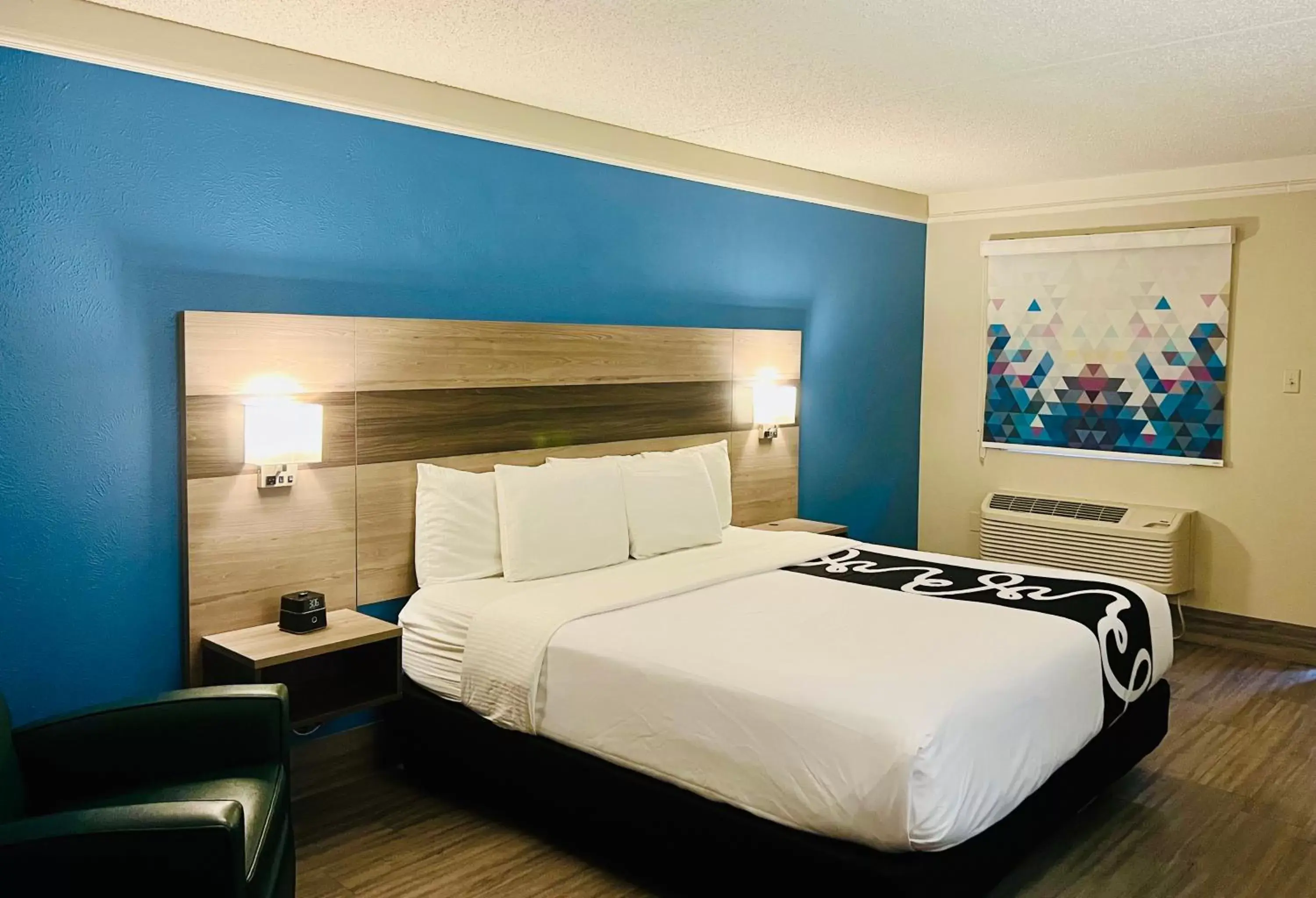 Photo of the whole room, Bed in La Quinta Inn by Wyndham Denver Northglenn