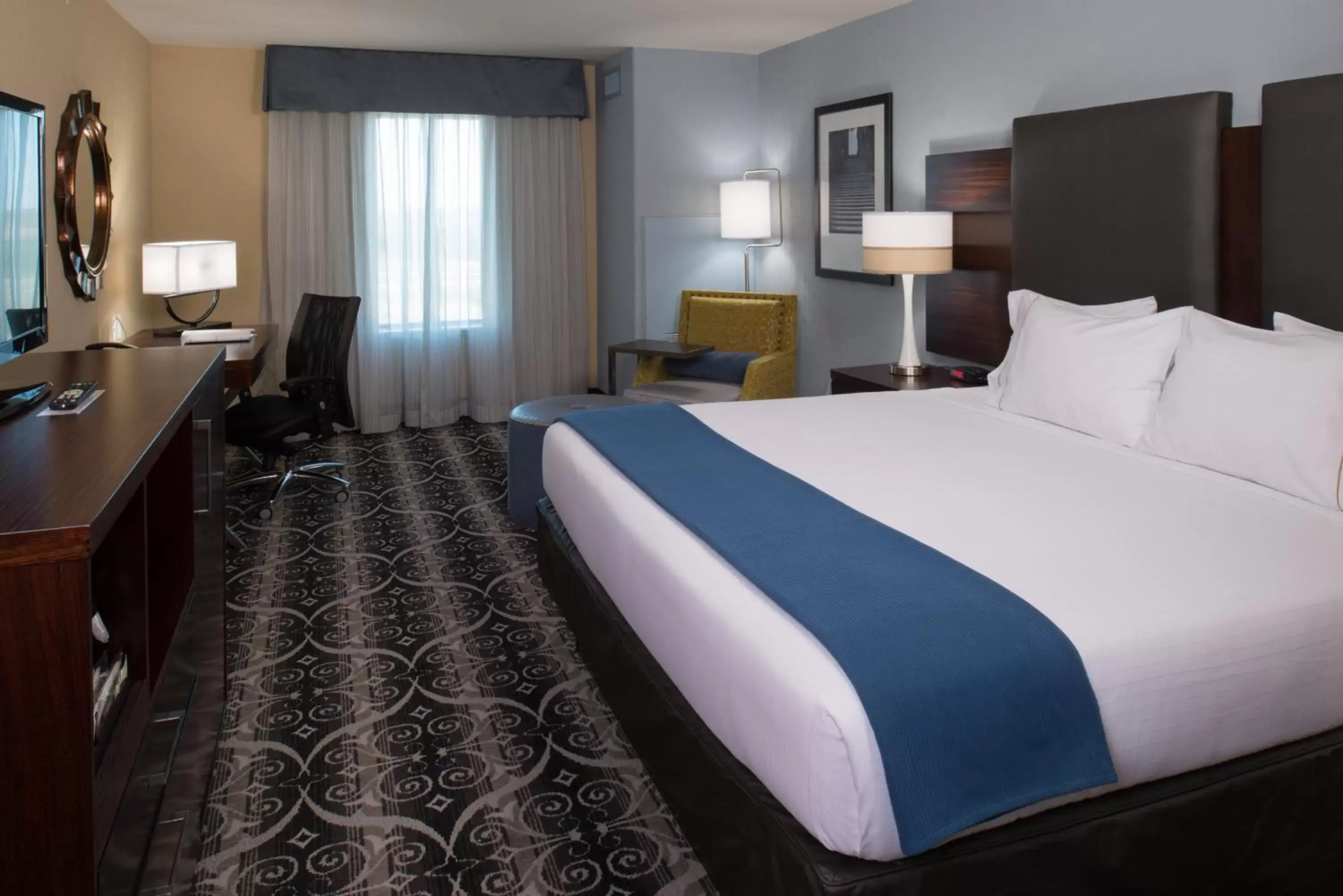 Photo of the whole room, Bed in Holiday Inn Express & Suites Kansas City Airport, an IHG Hotel