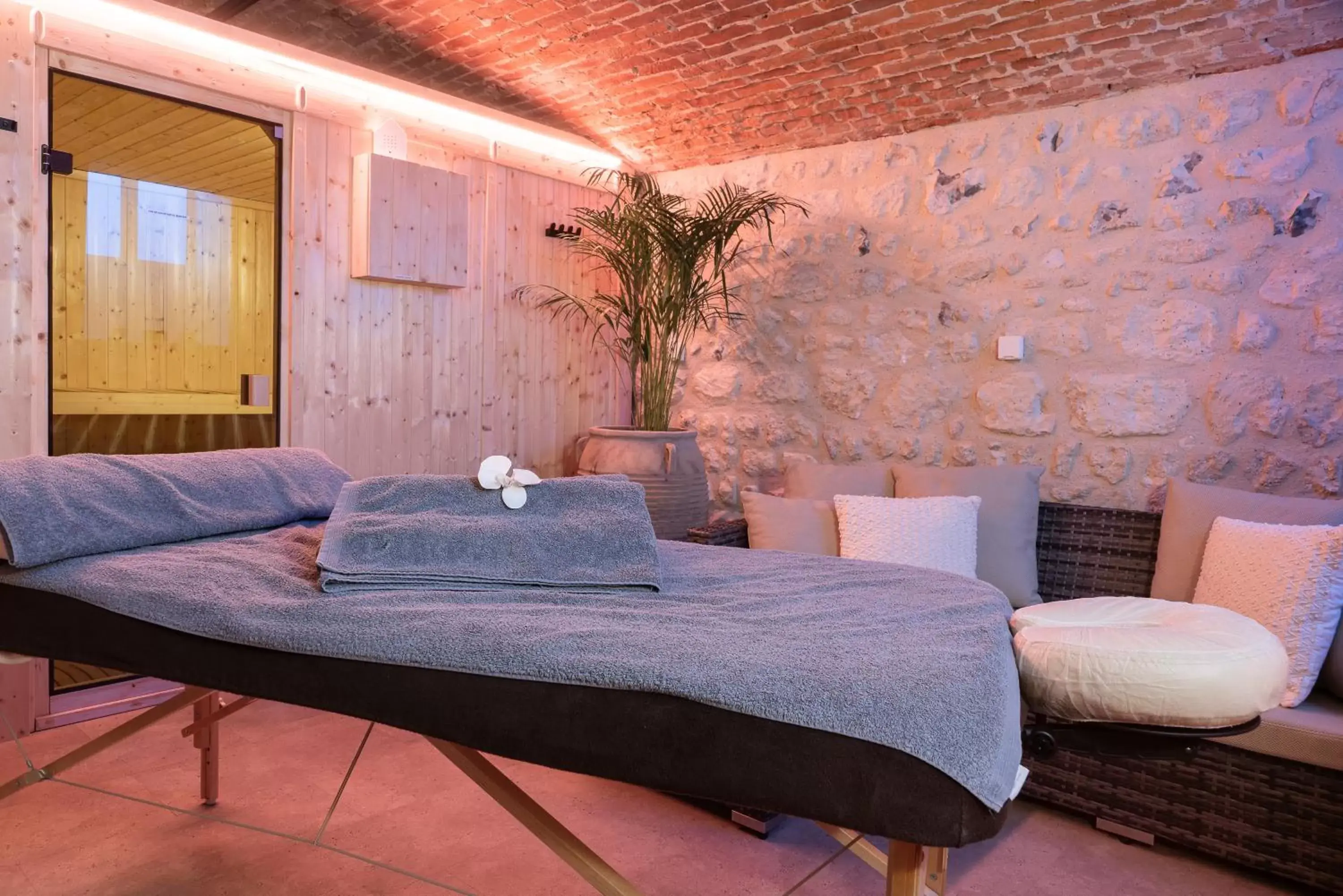 Massage, Bed in TOWNHOUSE TROUVILLE - Appart'Hotel & Studios