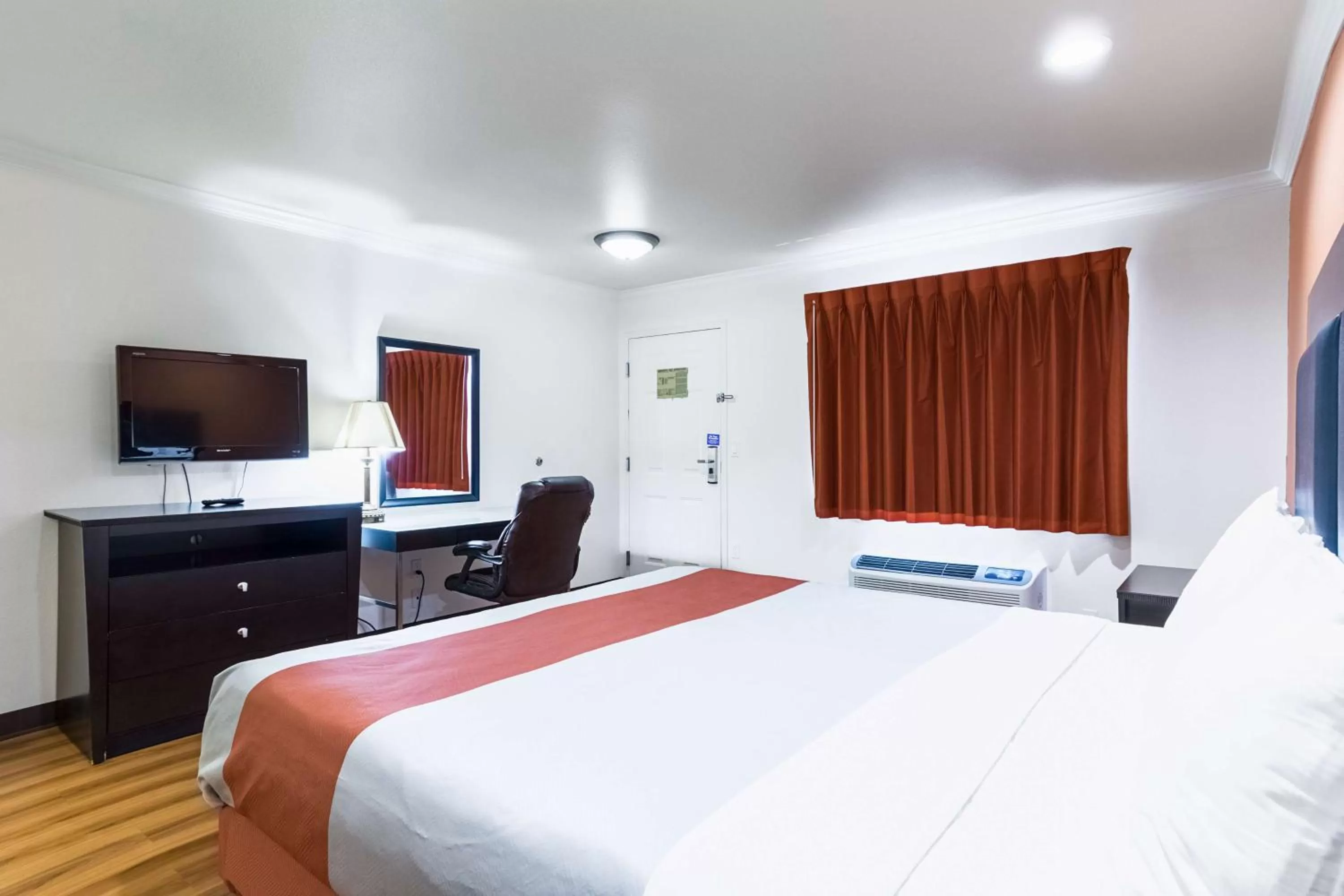 King Room with Roll-in Shower - Disability Access - Non-Smoking in Motel 6-Mojave, CA - Airport