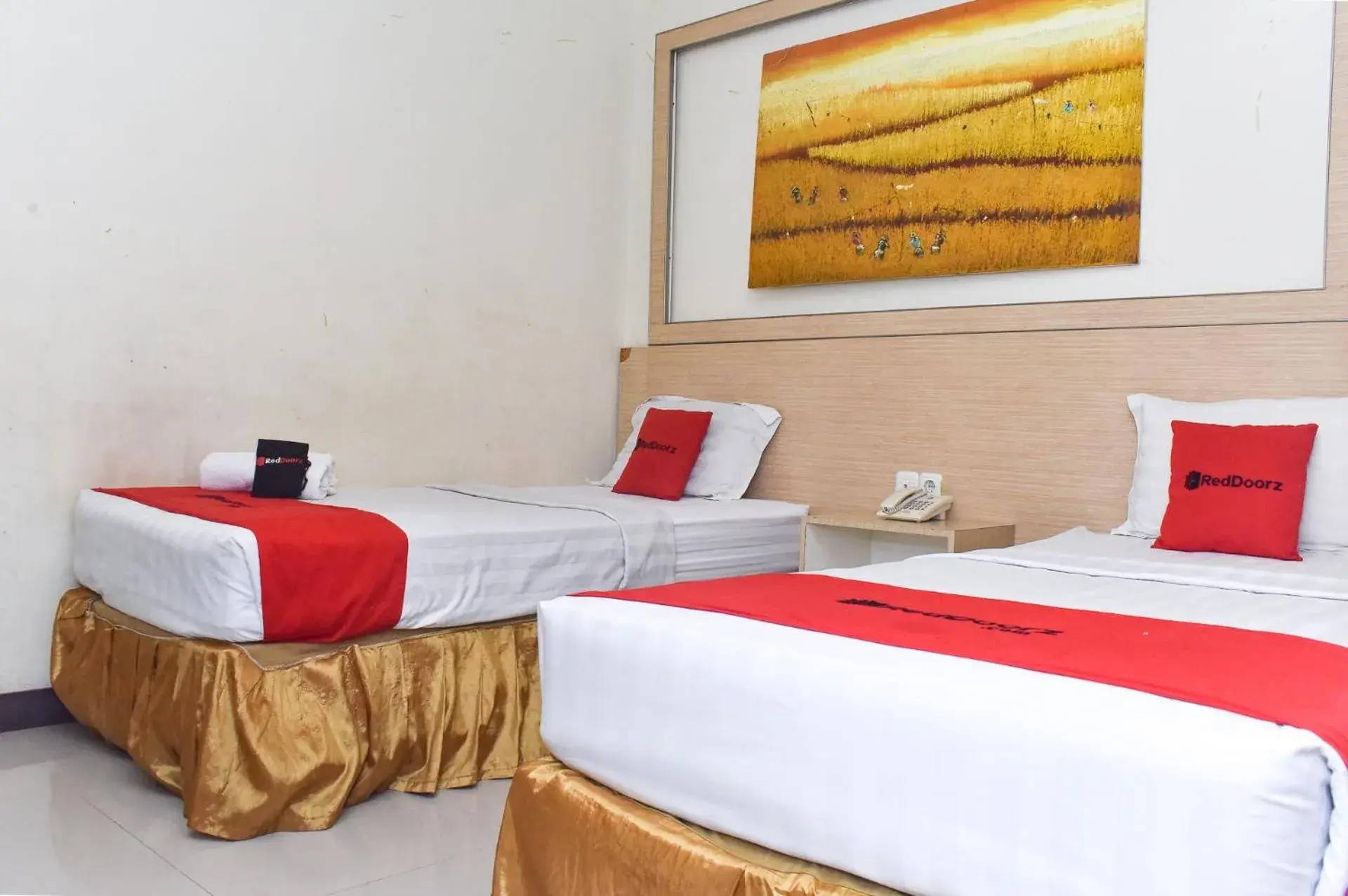 Bed in RedDoorz Plus near Sultan Hasanuddin Airport