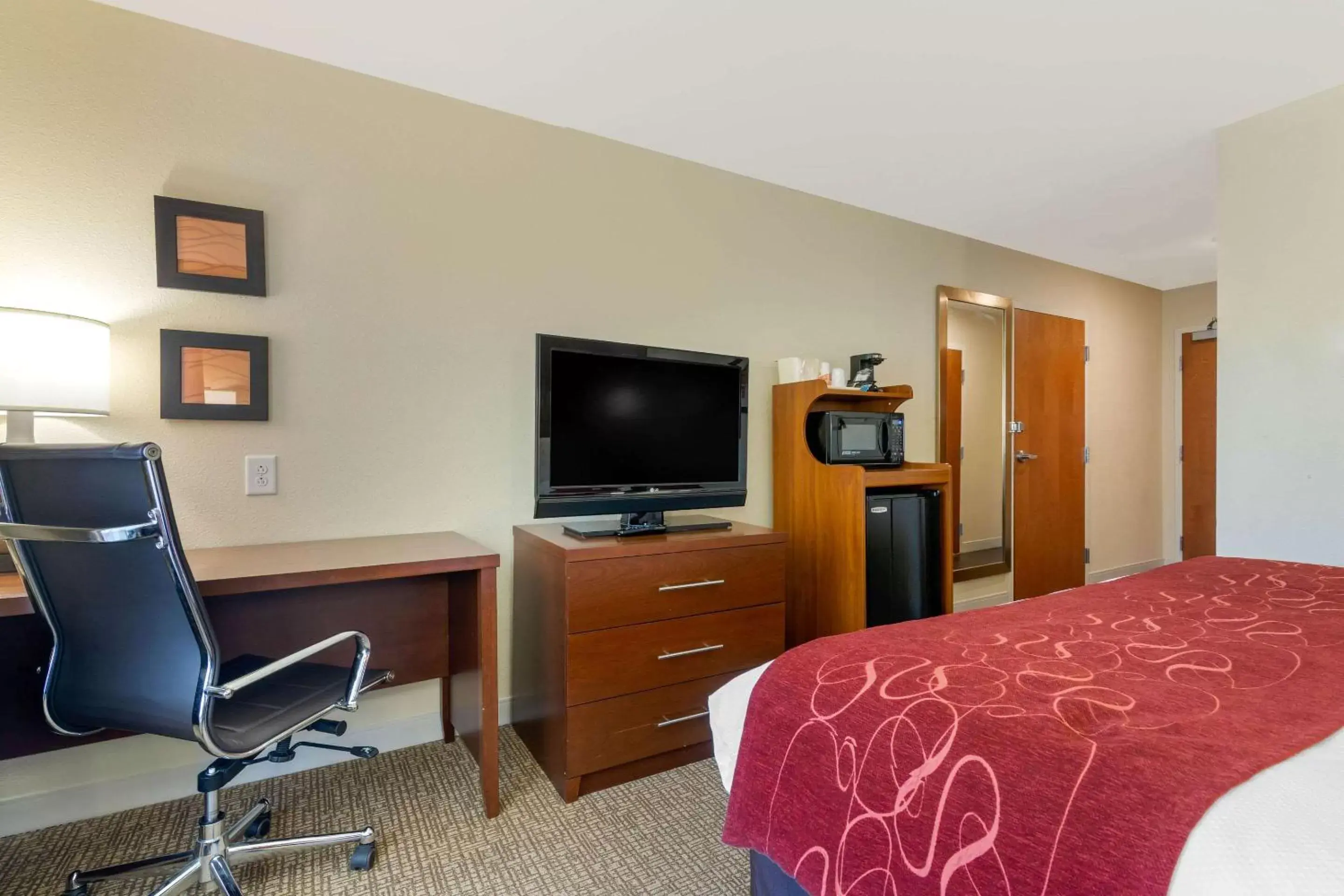 Photo of the whole room, TV/Entertainment Center in Comfort Inn & Suites Macon West