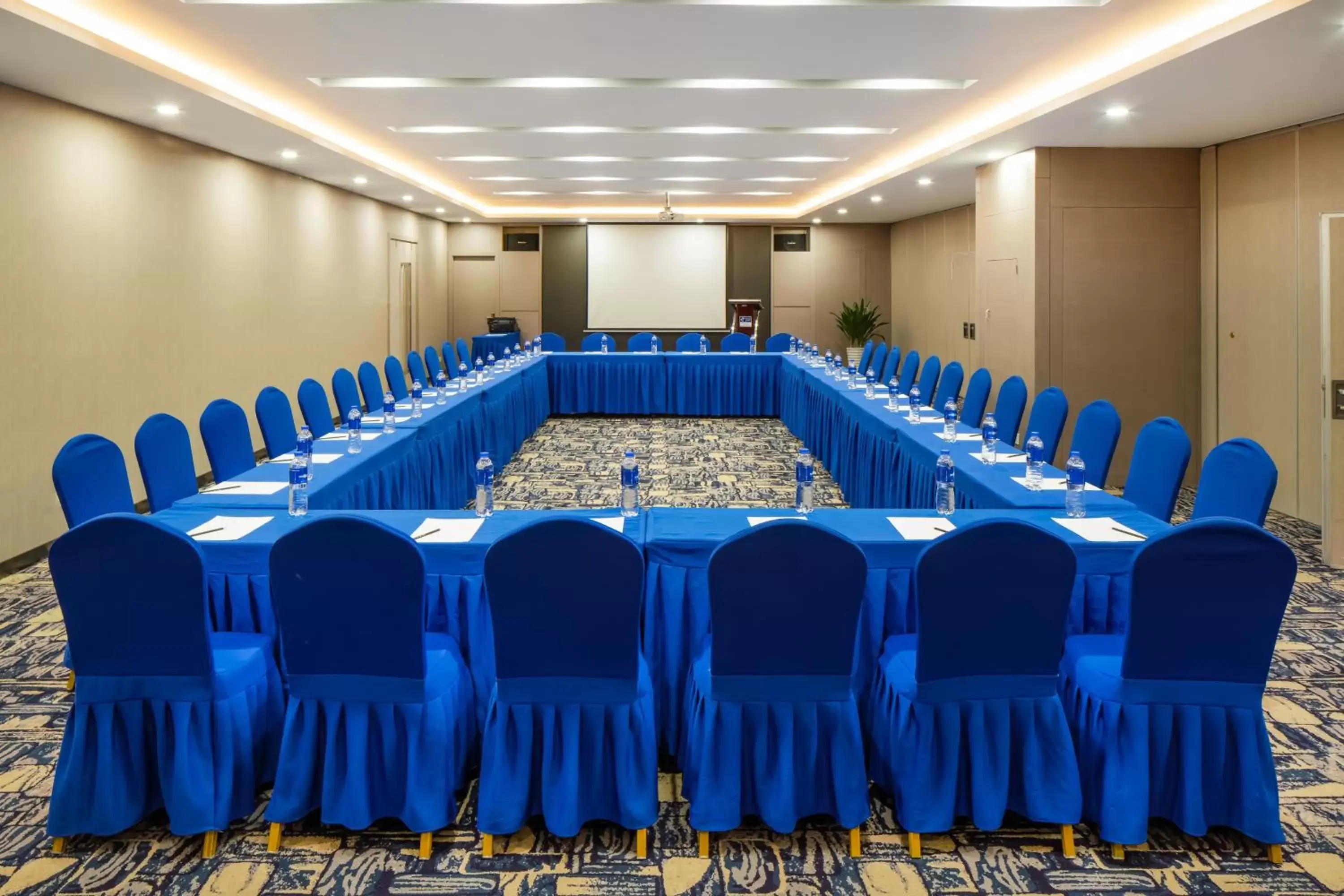 Meeting/conference room in Holiday Inn Express Shenyang North Station, an IHG Hotel