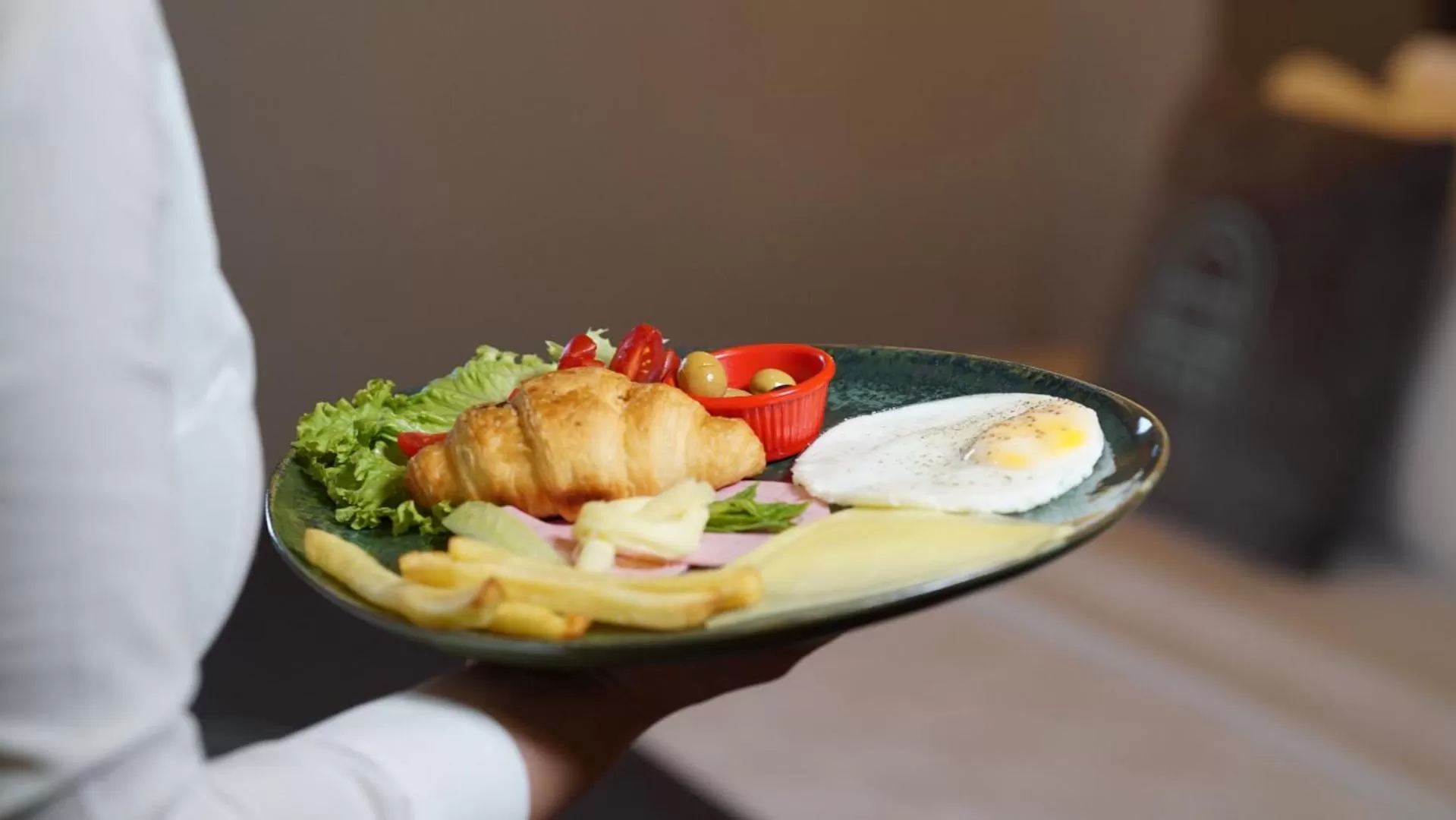 Food and drinks in Homey AirPort Hotel