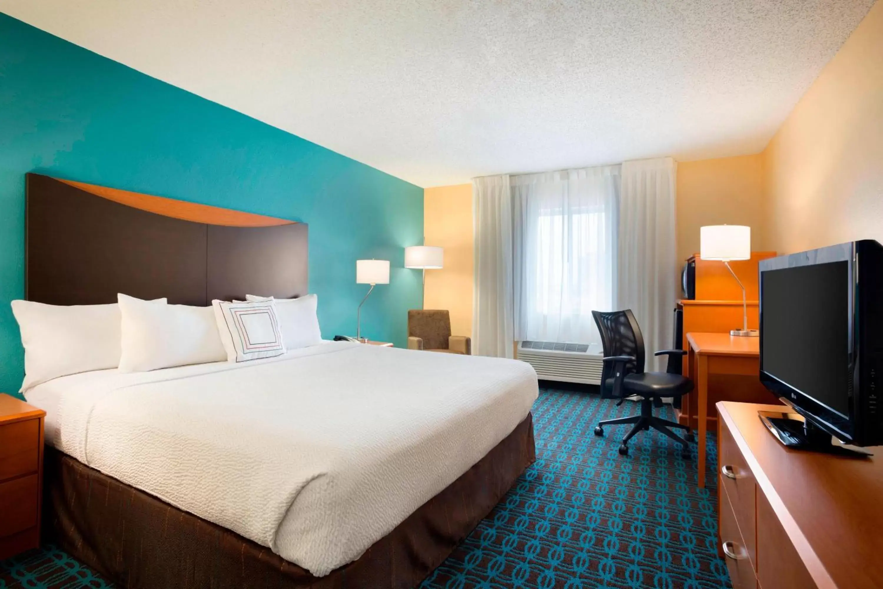 Photo of the whole room, Bed in Fairfield Inn & Suites Fort Worth University Drive