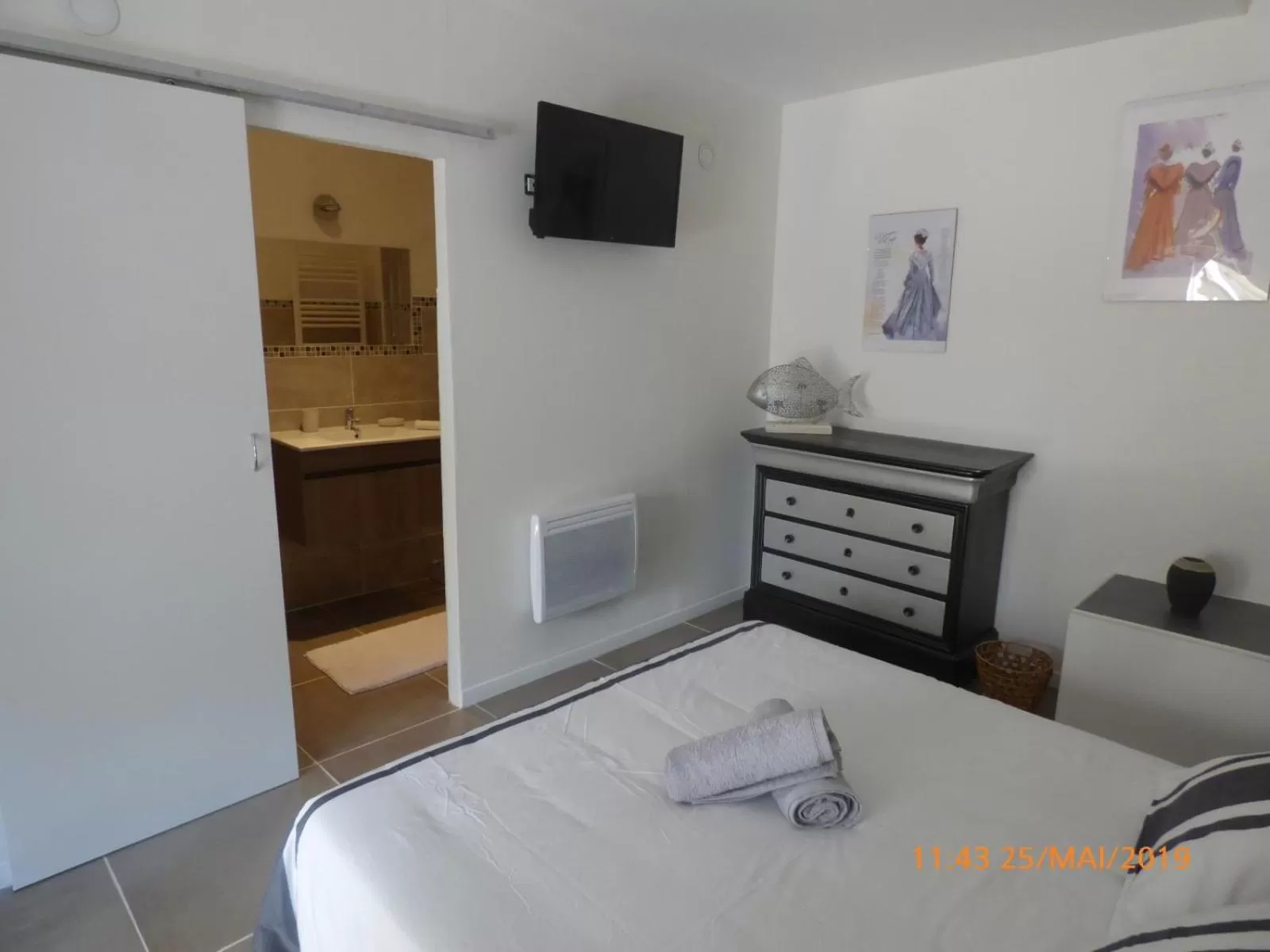 Photo of the whole room, Bed in MAS MAURANE-Chambre d'hôte avec SPA privé aux portes d'ARLES