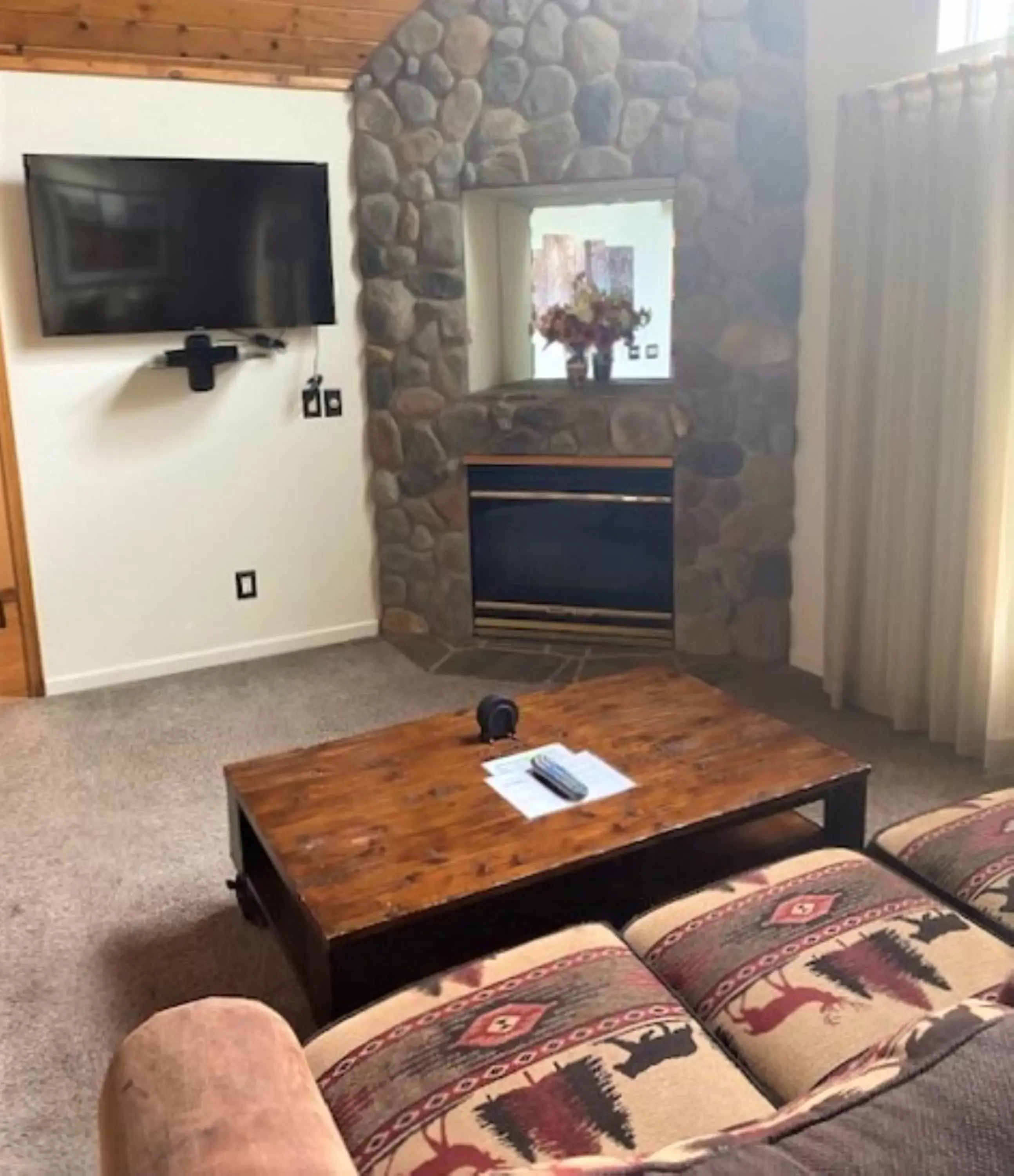 Living room, TV/Entertainment Center in The Tahoe Beach & Ski Club Owners Association