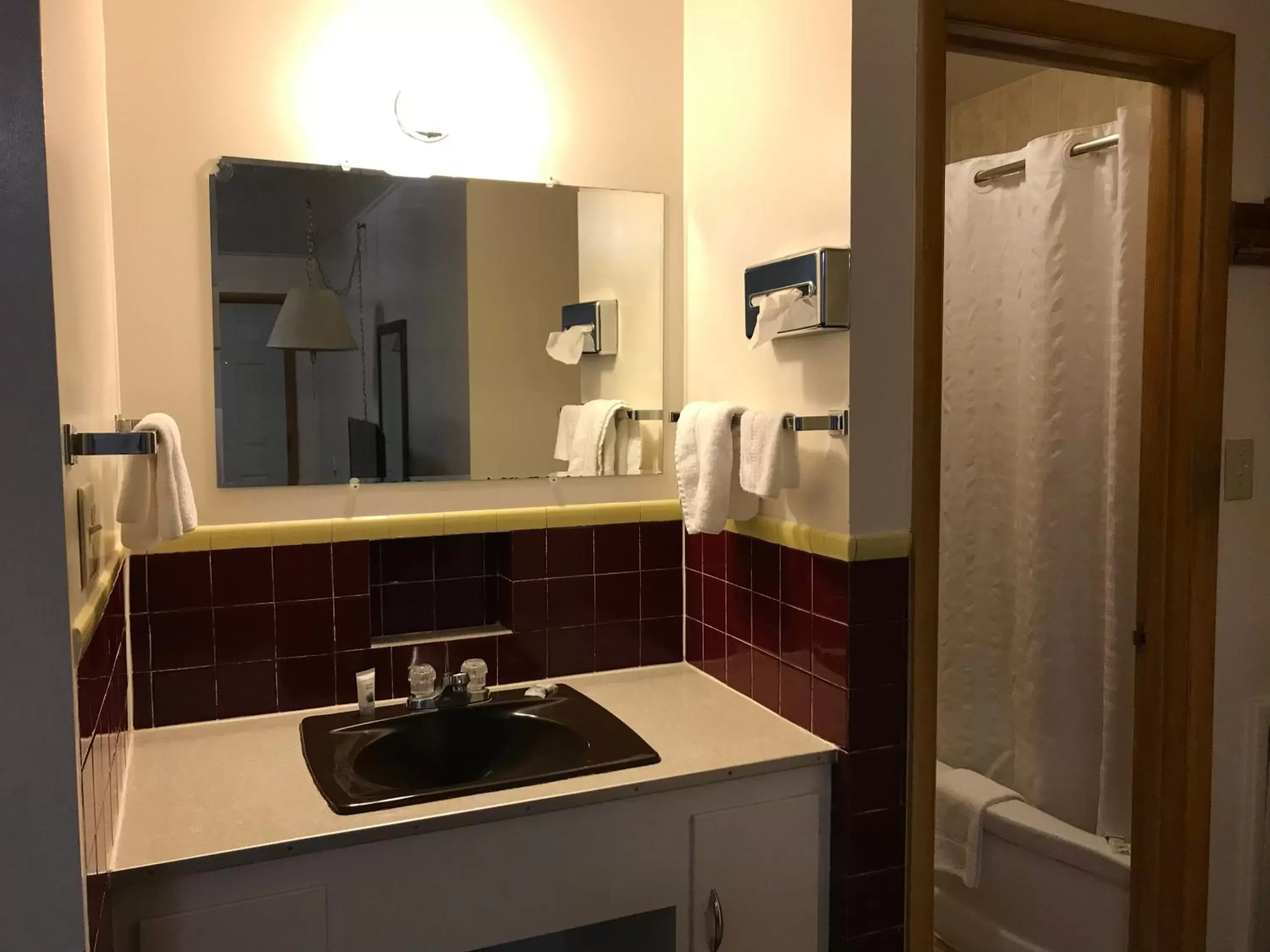 Bathroom, Kitchen/Kitchenette in Motel Grand